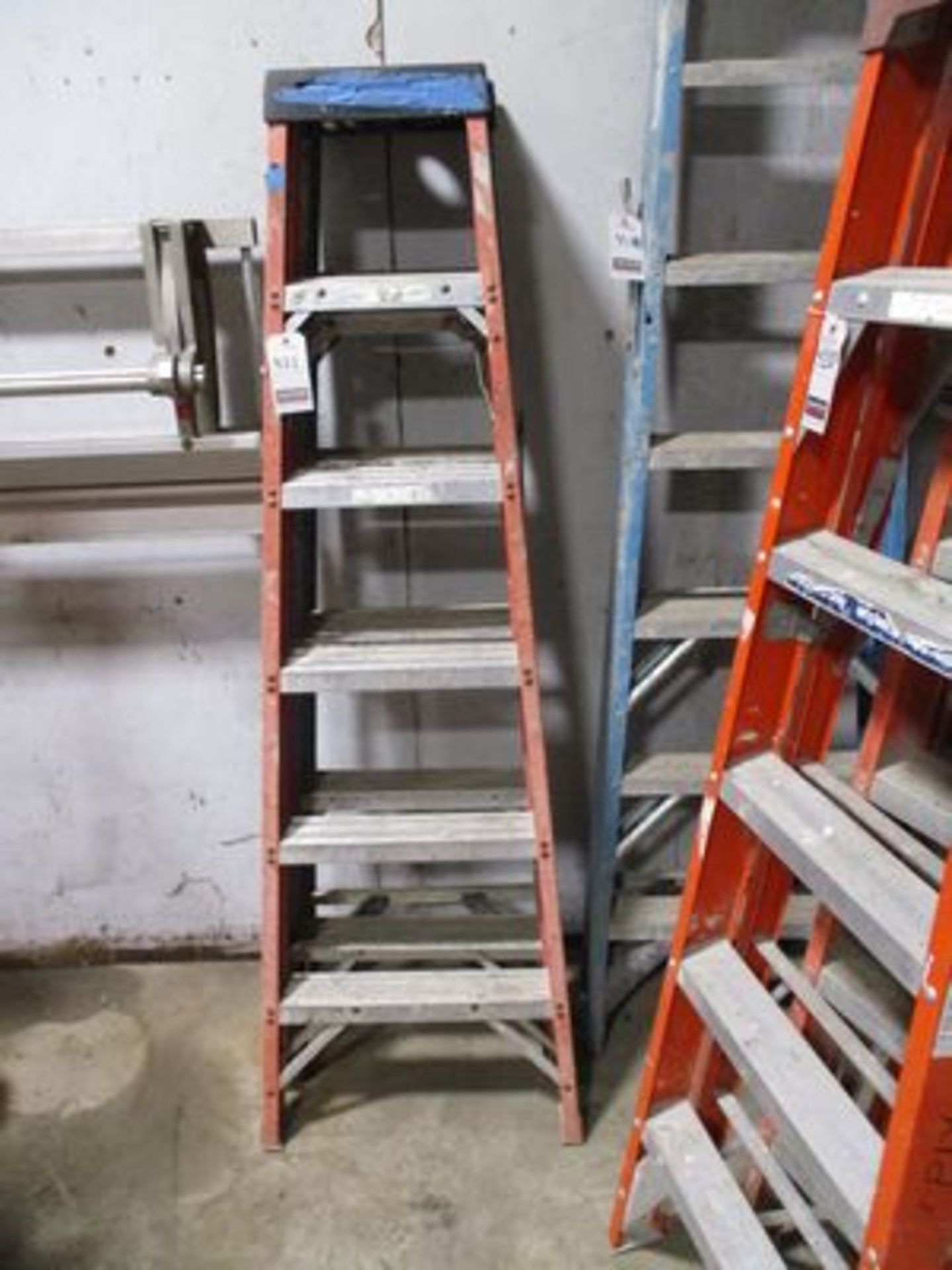 6' FIBERGLASS STEPLADDER