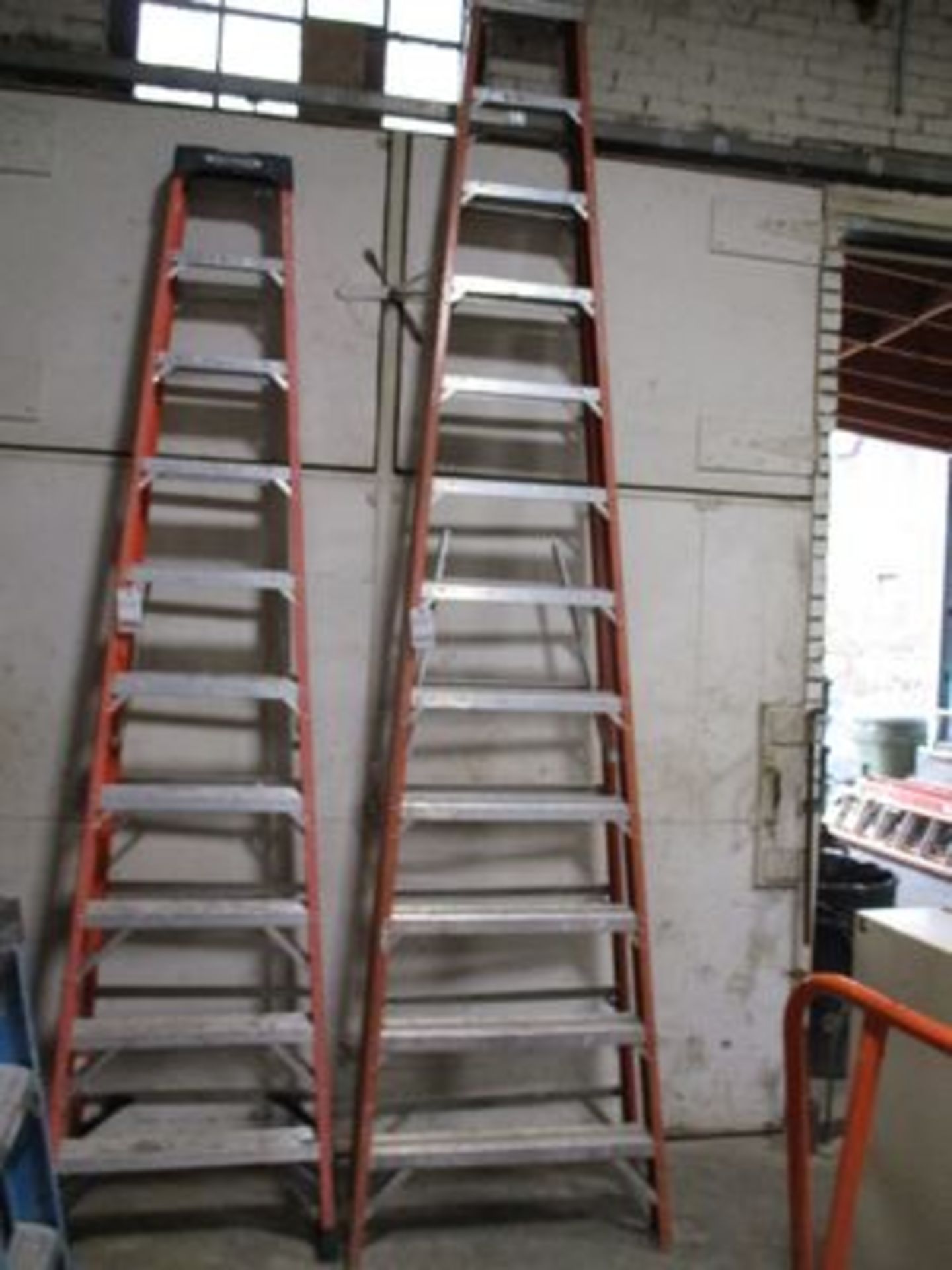 WERNER 10' FIBERGLASS STEPLADDER