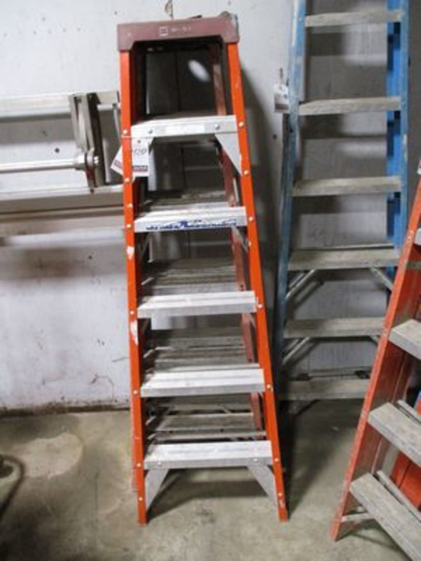 6' FIBERGLASS STEPLADDER