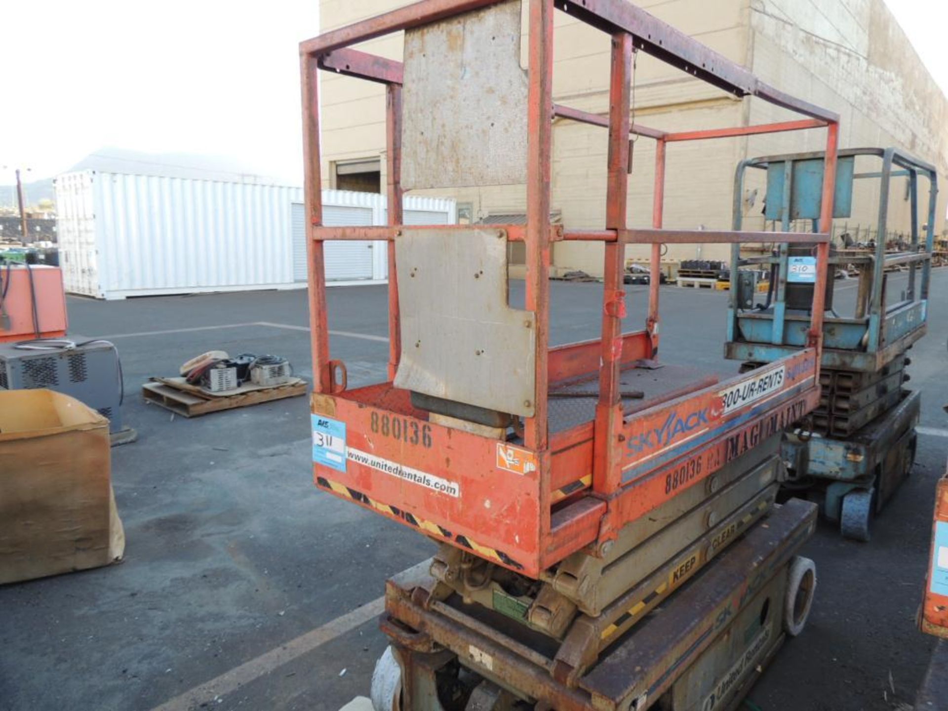 SKY JACK SJIII-3219 SCISSOR LIFT # 880136RA (NOT IN SERVICE) - Image 2 of 2