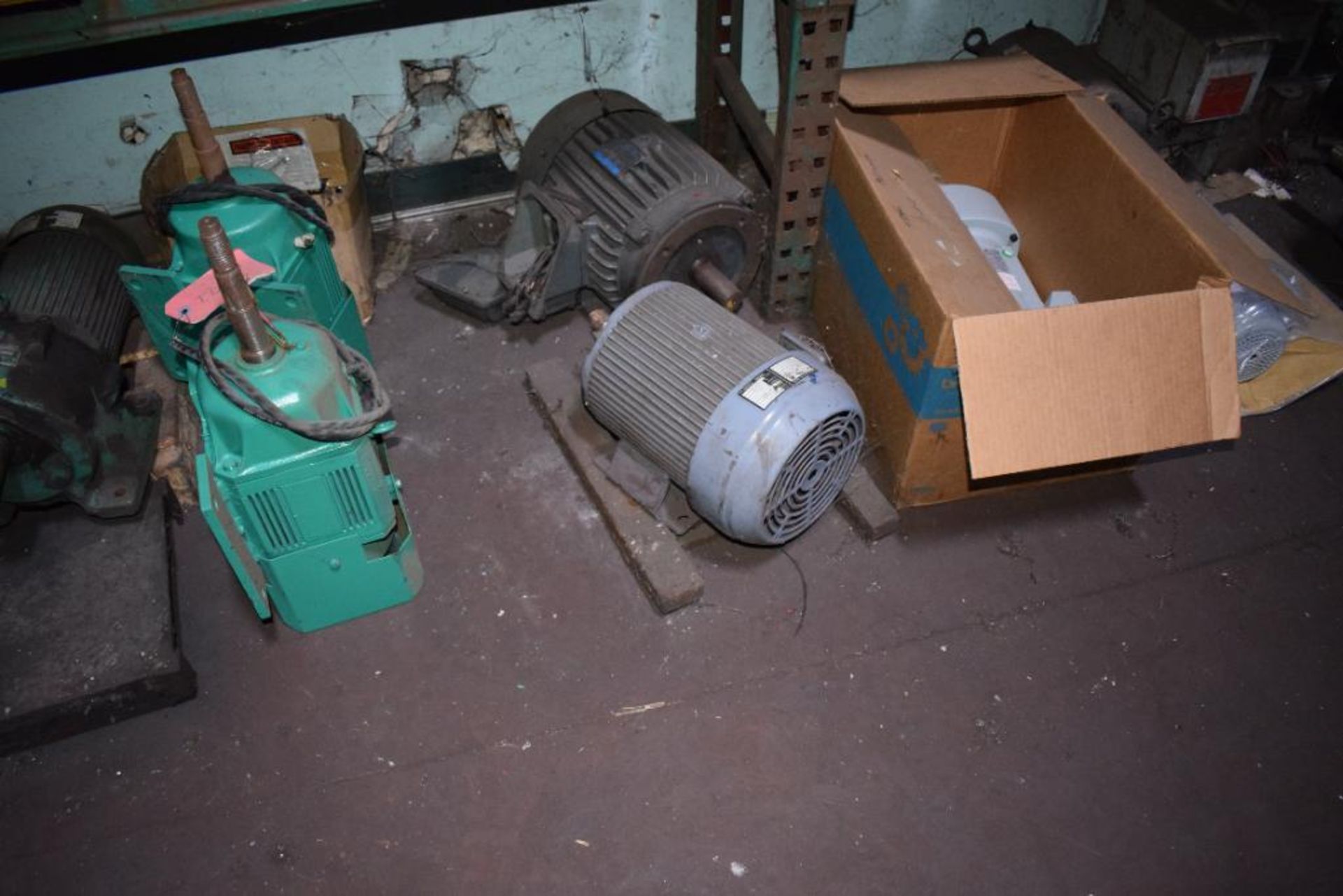 Lot Of Approximate 60 Miscellaneous Motors, gearmotors & reducers. RACK NOT INCLUDED. - Image 16 of 21