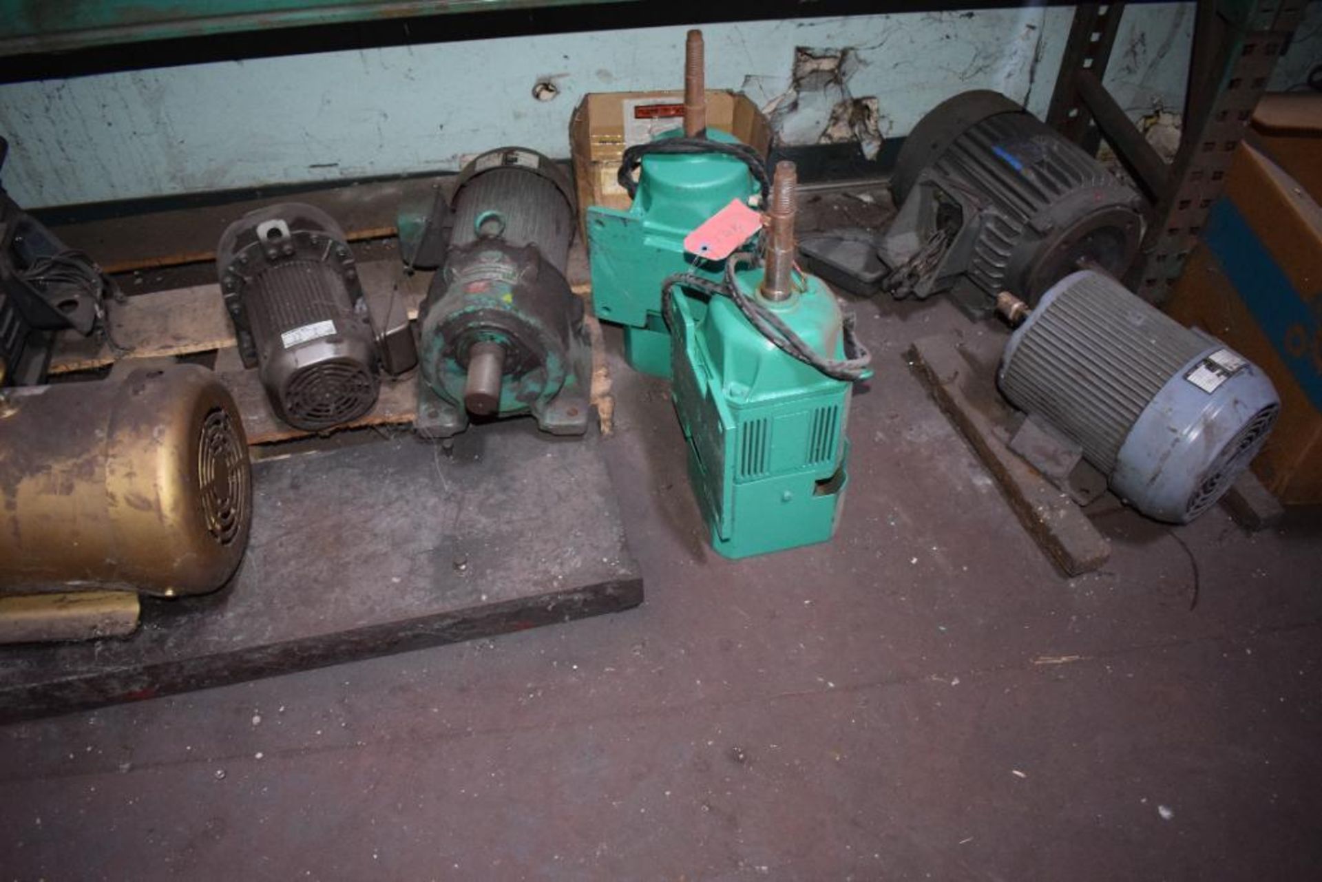 Lot Of Approximate 60 Miscellaneous Motors, gearmotors & reducers. RACK NOT INCLUDED. - Image 15 of 21