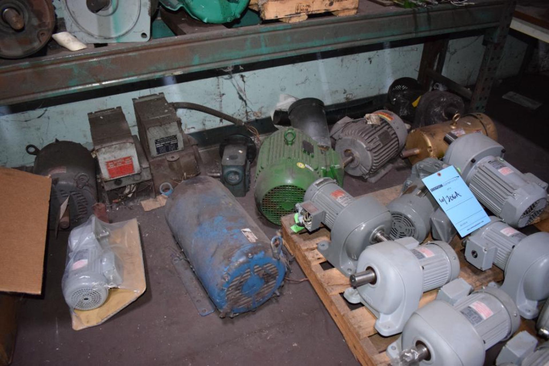 Lot Of Approximate 60 Miscellaneous Motors, gearmotors & reducers. RACK NOT INCLUDED. - Image 18 of 21