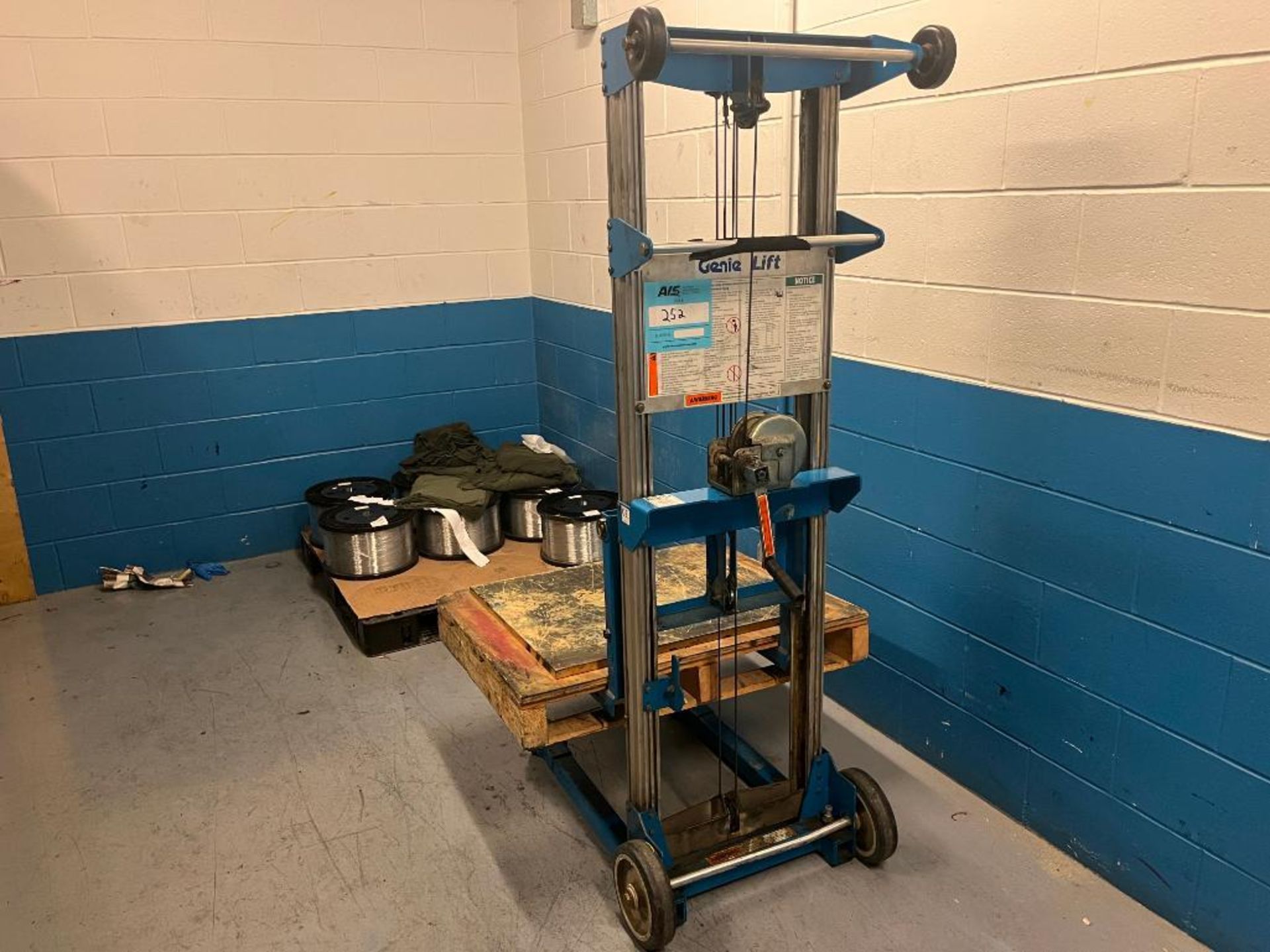 Genie 400-LB Manual Material Lift Model GL-8, S/N GL02-28028 - Image 2 of 4