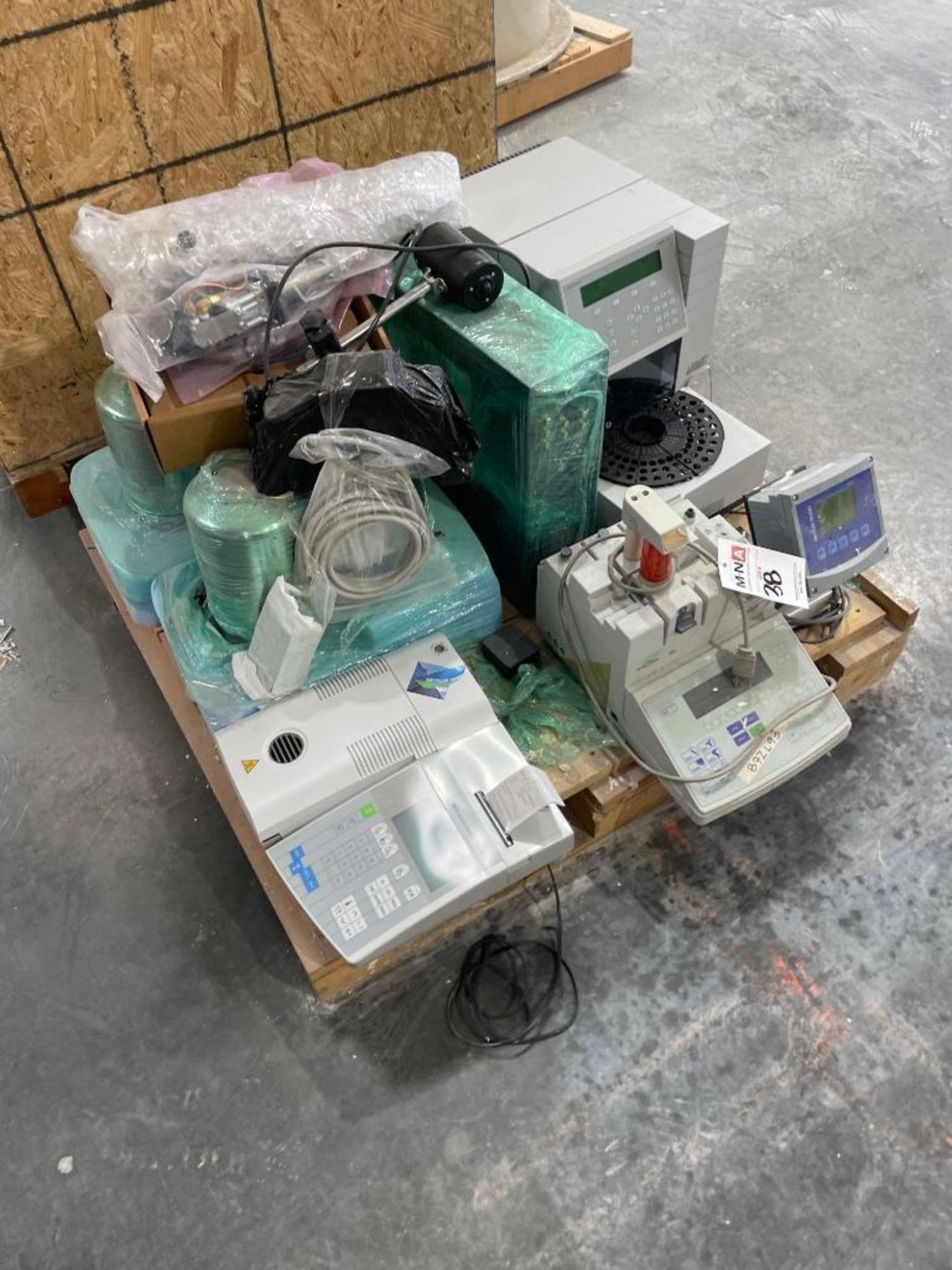 Lot: Assorted Lab Equipment, including: Agilent / Varian Prostar 420 Hplc Autosampler, Mettler Toled - Image 8 of 16