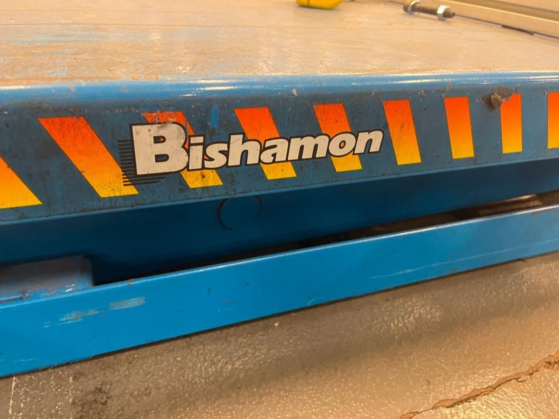 Bishamon 28" x 48" 2000 lb Capacity Hydraulic Lift Table w/ Pendant control (Loading Fee $25) - Image 4 of 5