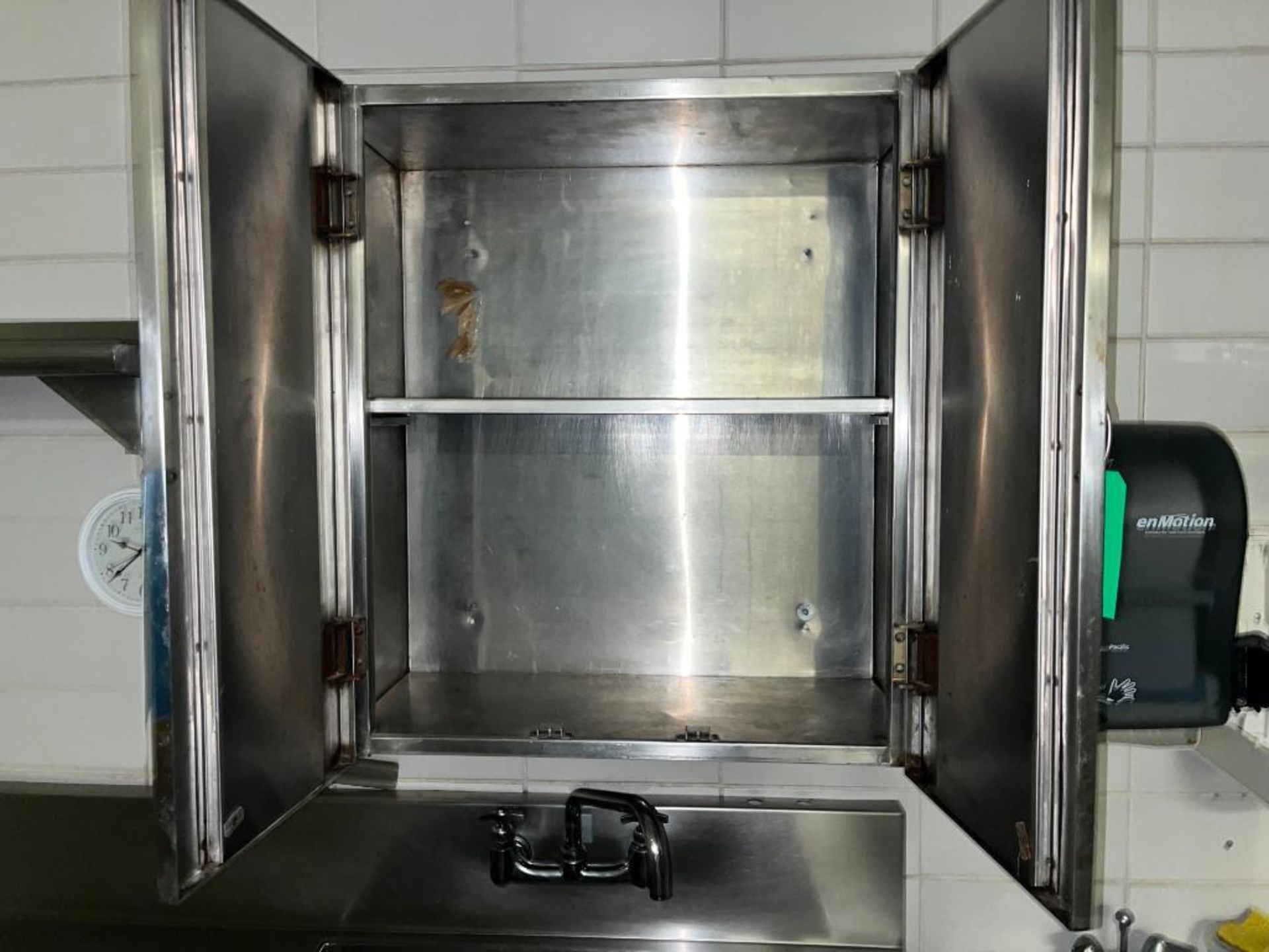 Lot (3): 117" x 28" Stainless Steel preptable w/ 30" 24" Sink, Stainless Upper Cabinet & Stainless S - Image 5 of 7