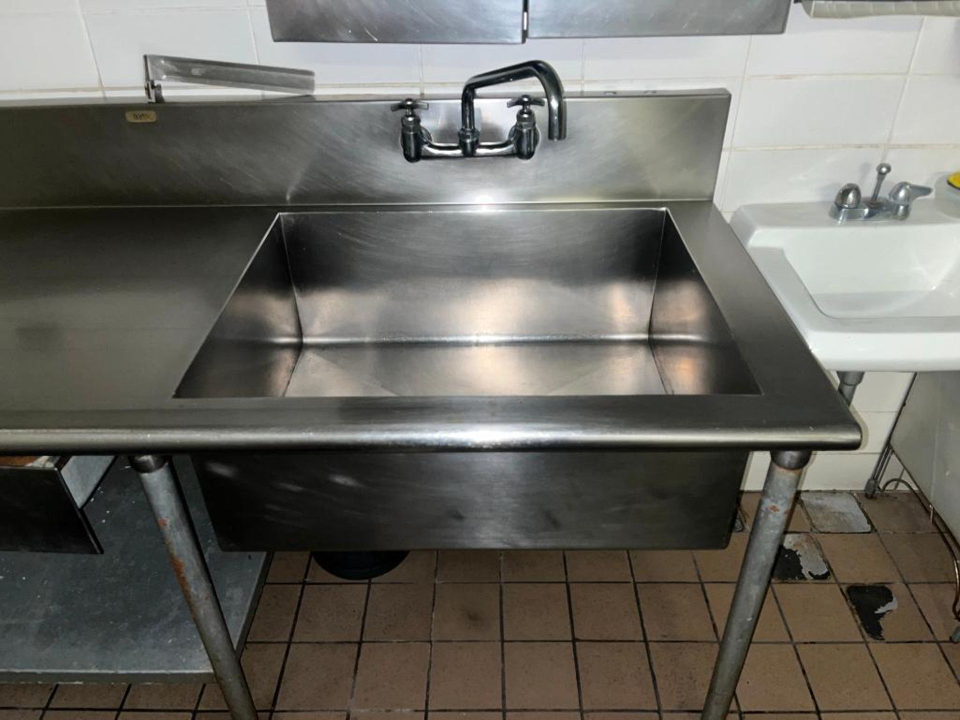 Lot (3): 117" x 28" Stainless Steel preptable w/ 30" 24" Sink, Stainless Upper Cabinet & Stainless S - Image 3 of 7
