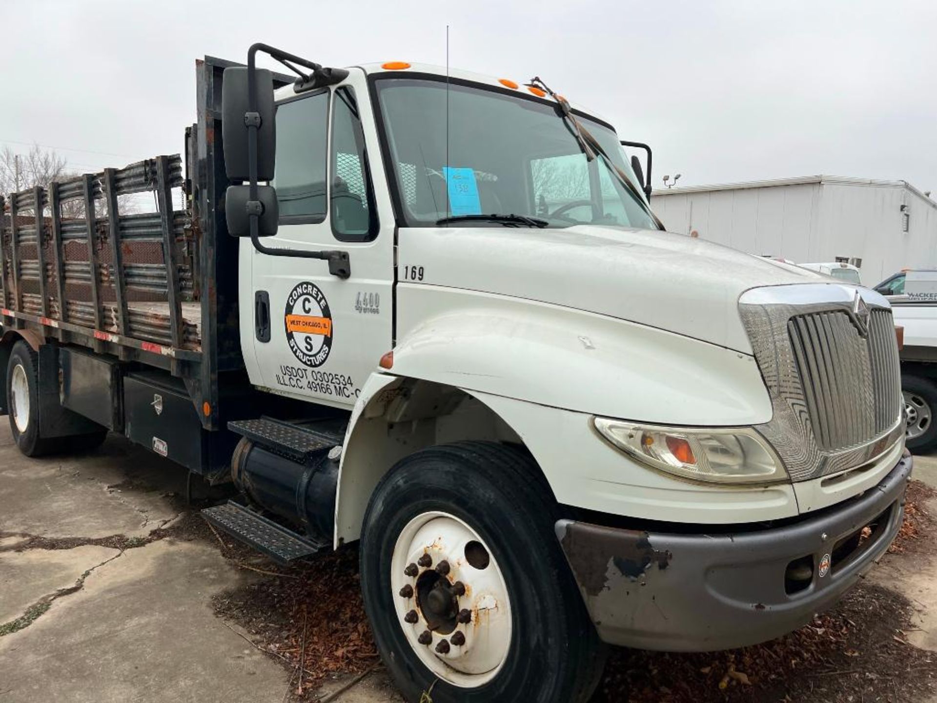 2005 International 4400 SBA Flatbed Truck, DT466 Auto Trans, VIN 1HTMKAAL55H128529, 17' Bed with Lif - Image 2 of 9