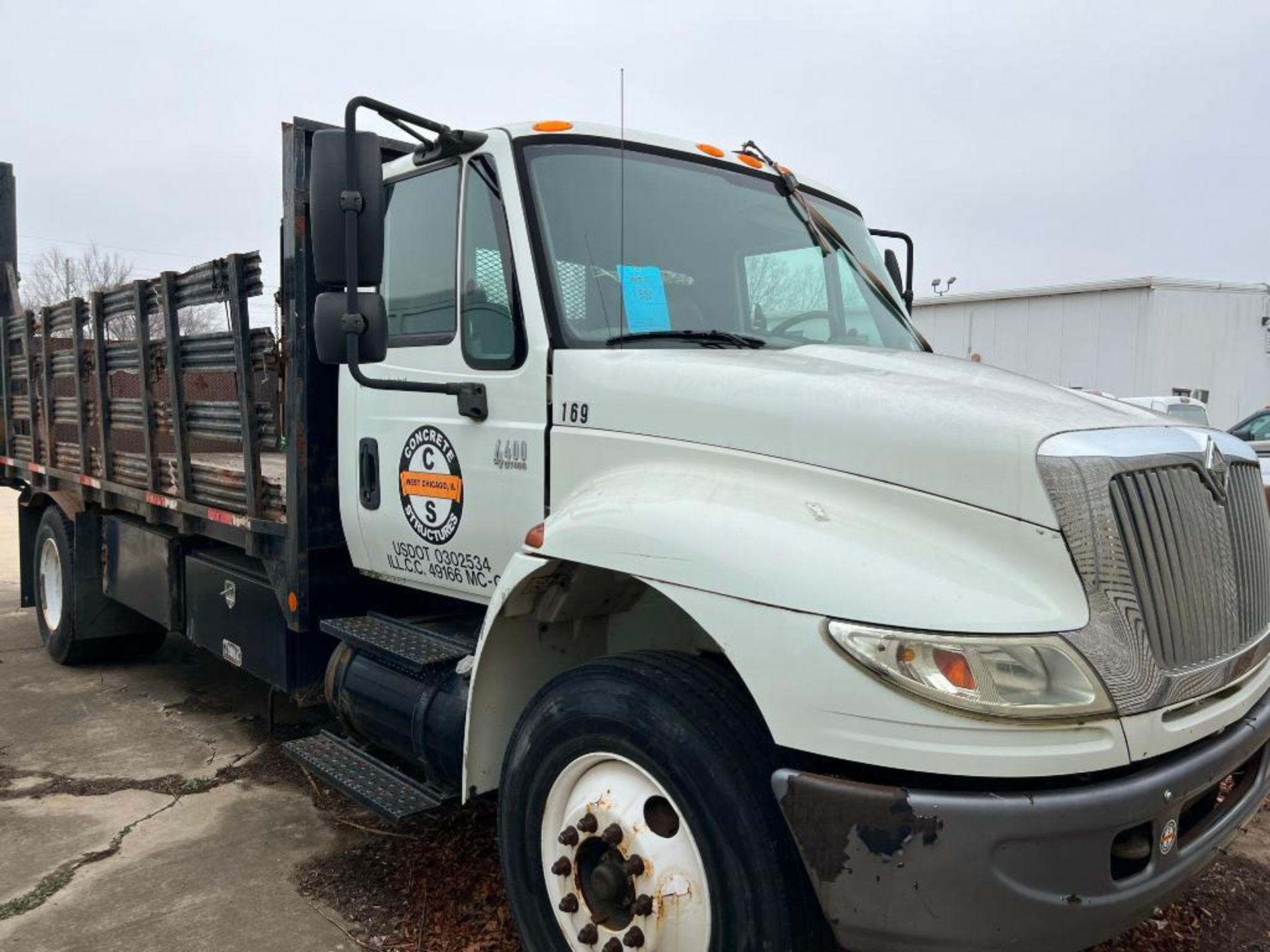 2005 International 4400 SBA Flatbed Truck, DT466 Auto Trans, VIN 1HTMKAAL55H128529, 17' Bed with Lif