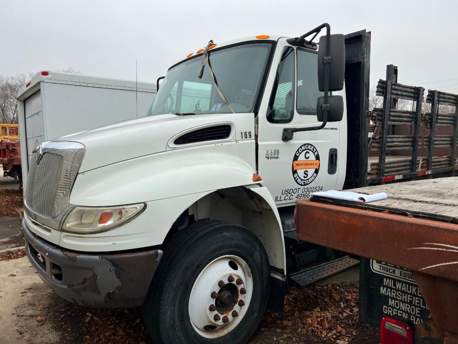 2005 International 4400 SBA Flatbed Truck, DT466 Auto Trans, VIN 1HTMKAAL55H128529, 17' Bed with Lif - Image 3 of 9