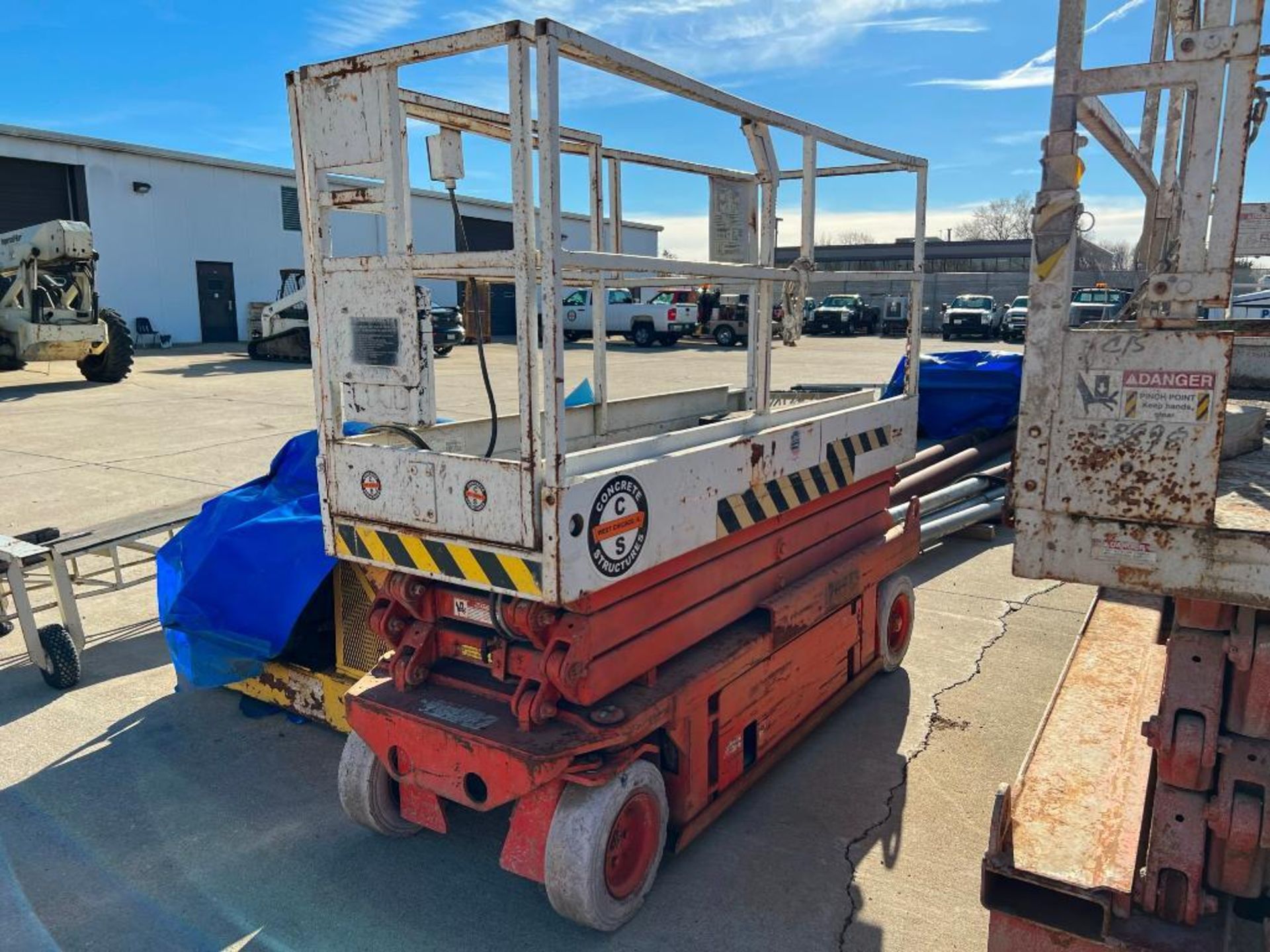 Snorkel Scissor Lift *NEEDS BATTERIES & CONTROL BOX* - Image 2 of 5