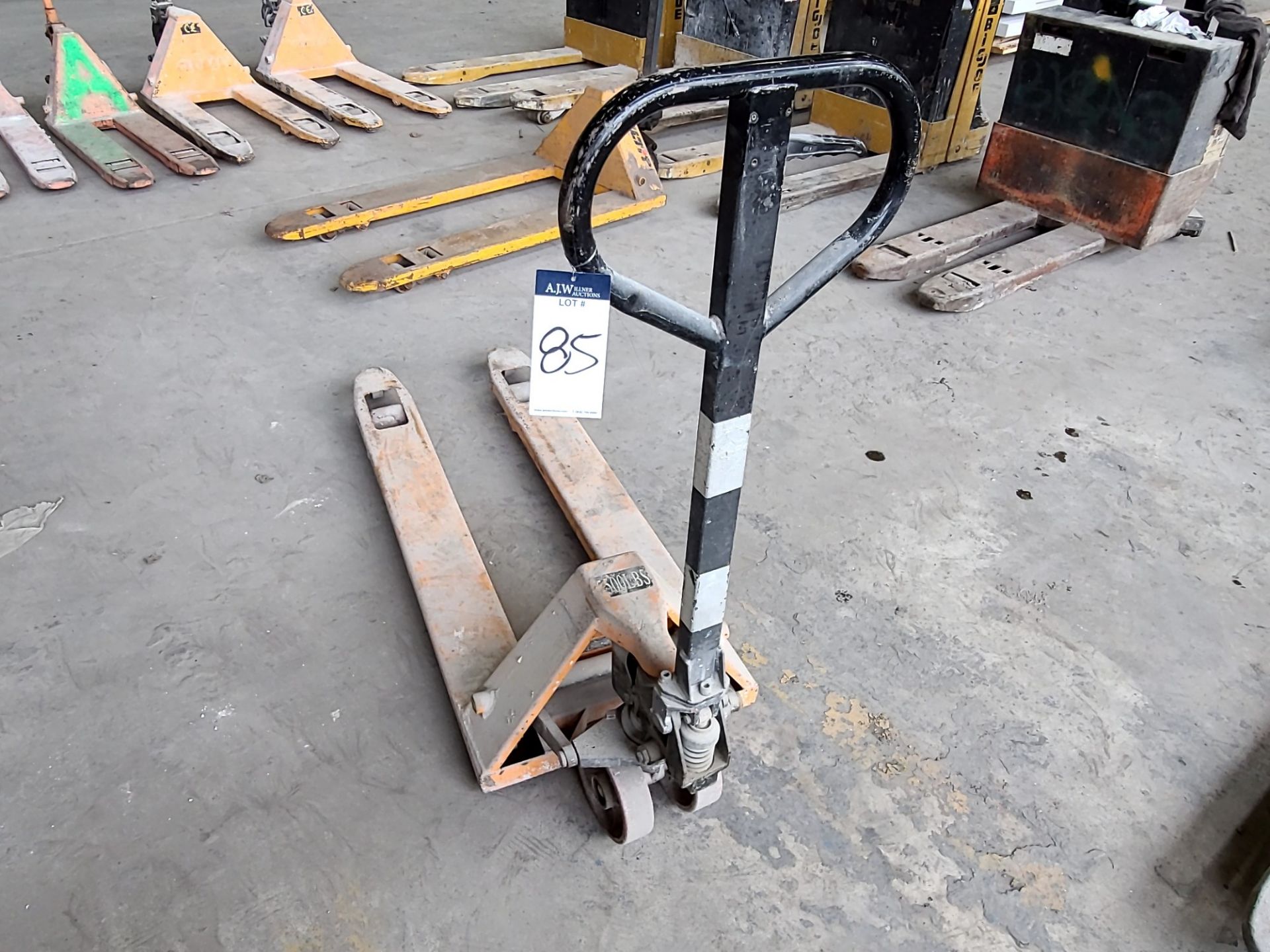 Global 5,500lbs. Capacity Manual Pallet Jack (Narrow) - Image 2 of 2