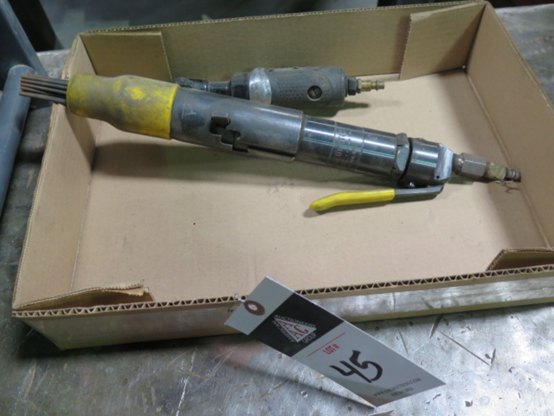 Pneumatic Scaler and 3/8" Ratchet (SOLD AS-IS - NO WARRANTY)