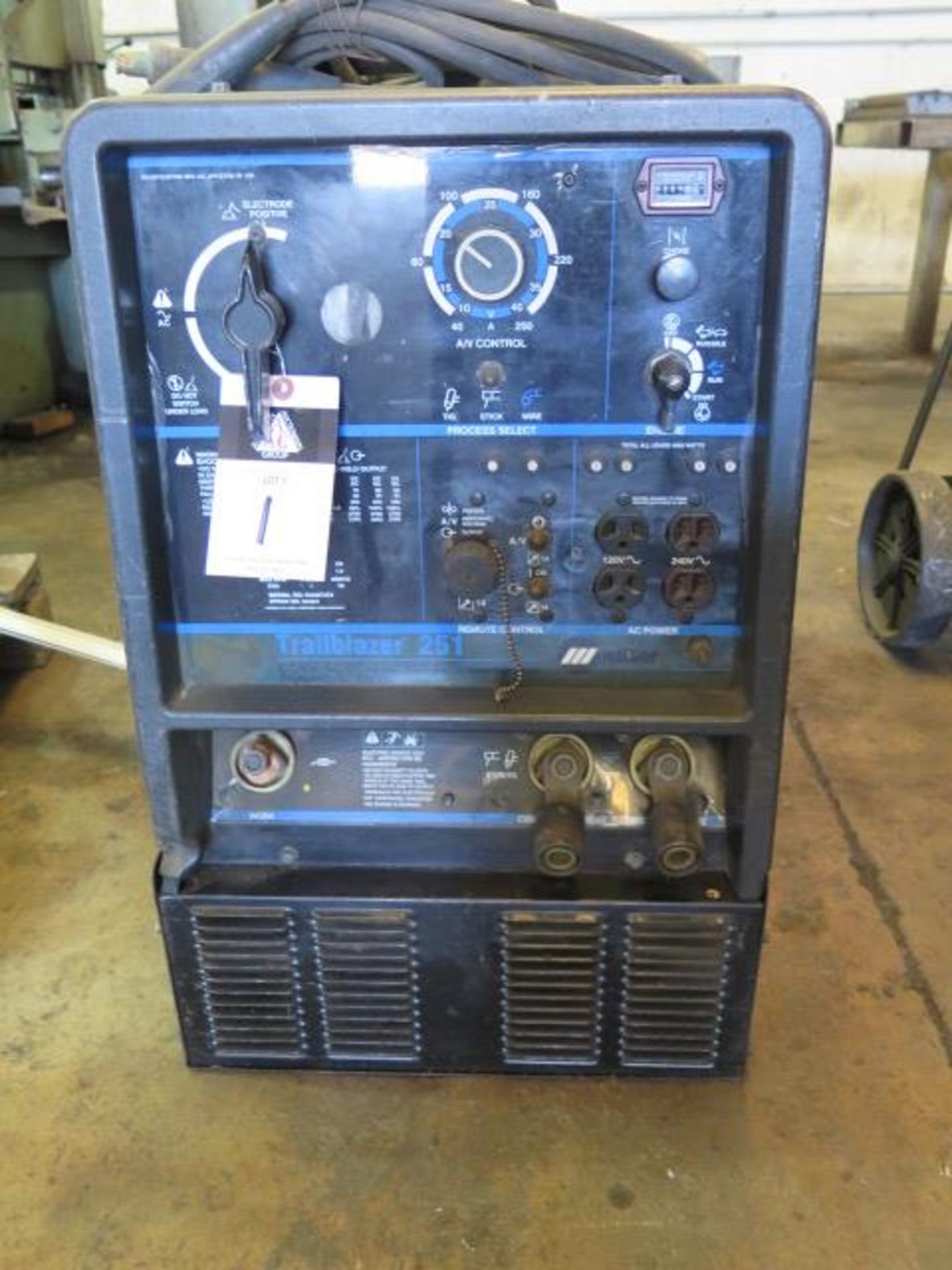 Miller Trailblazer 251 CC-CV AC/DC 4000 Watt Gas Powered Welder / Generator w/Onan Engine,SOLD AS IS - Image 4 of 8