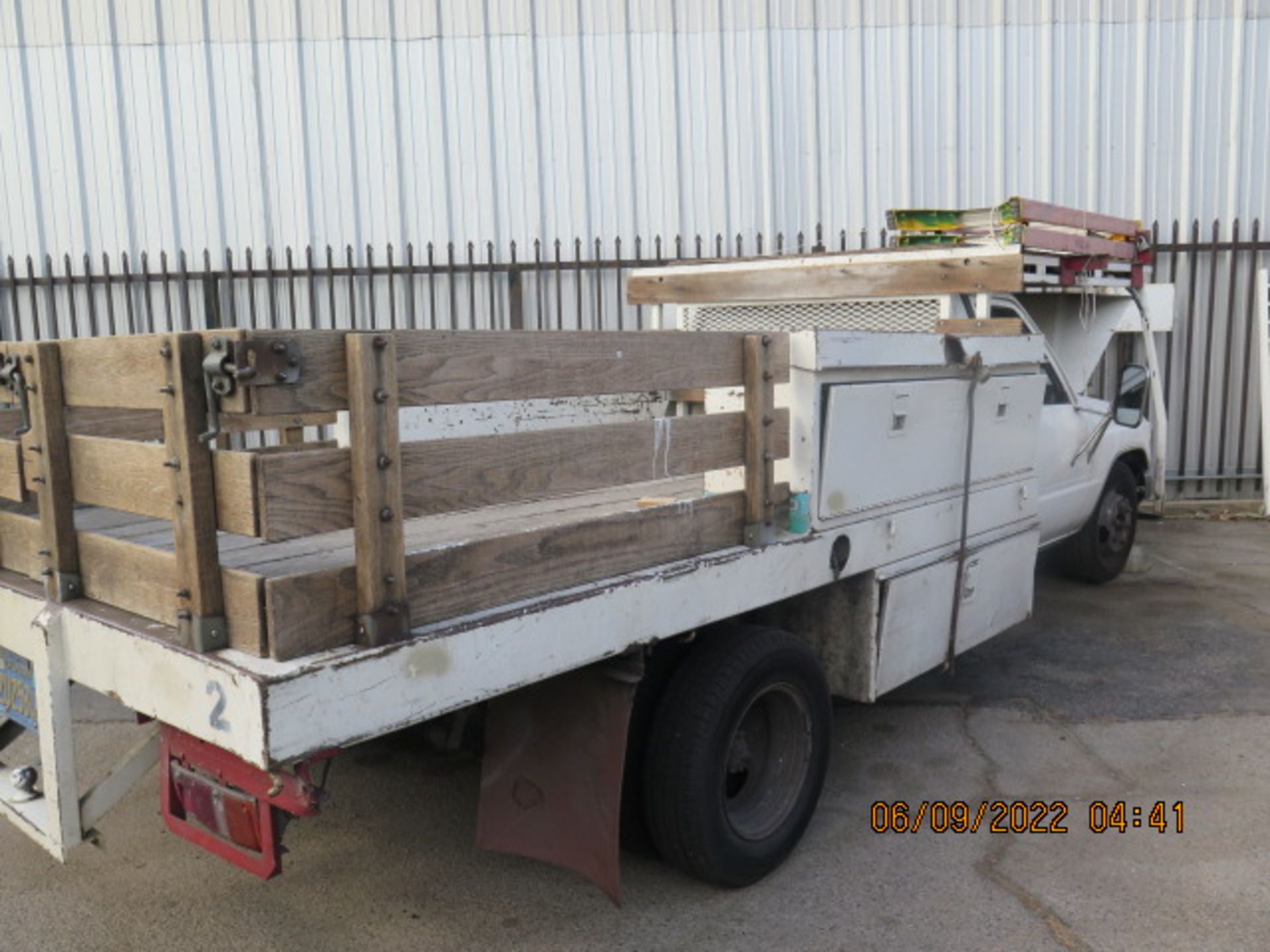 1986 Toyota 9' Stake Bed Truck Lisc# 2U25848 w/Gas Engine, Manual Trans, Dual Rear Wheels SOLD AS IS - Image 3 of 20