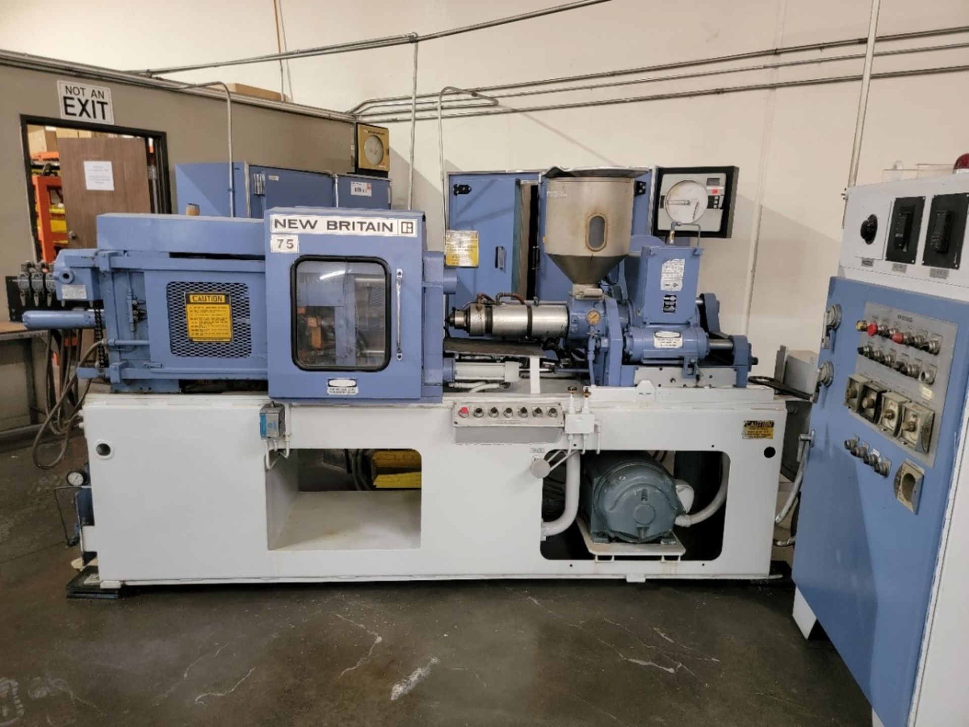 NEW BRITAIN 75 TON PLASTIC INJECTION MOLDING MACHINE, HUDAULIC DRIVEN. (SOLD AS-IS - NO WARRANTY