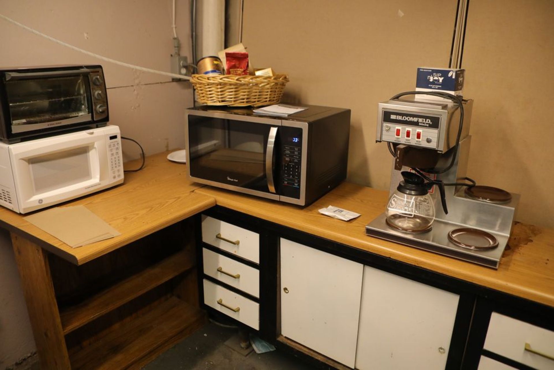 Anderson water Filter/Dispenser, B&D toaster oven, Magic Chef microwave & Coffee brewer - Image 2 of 3