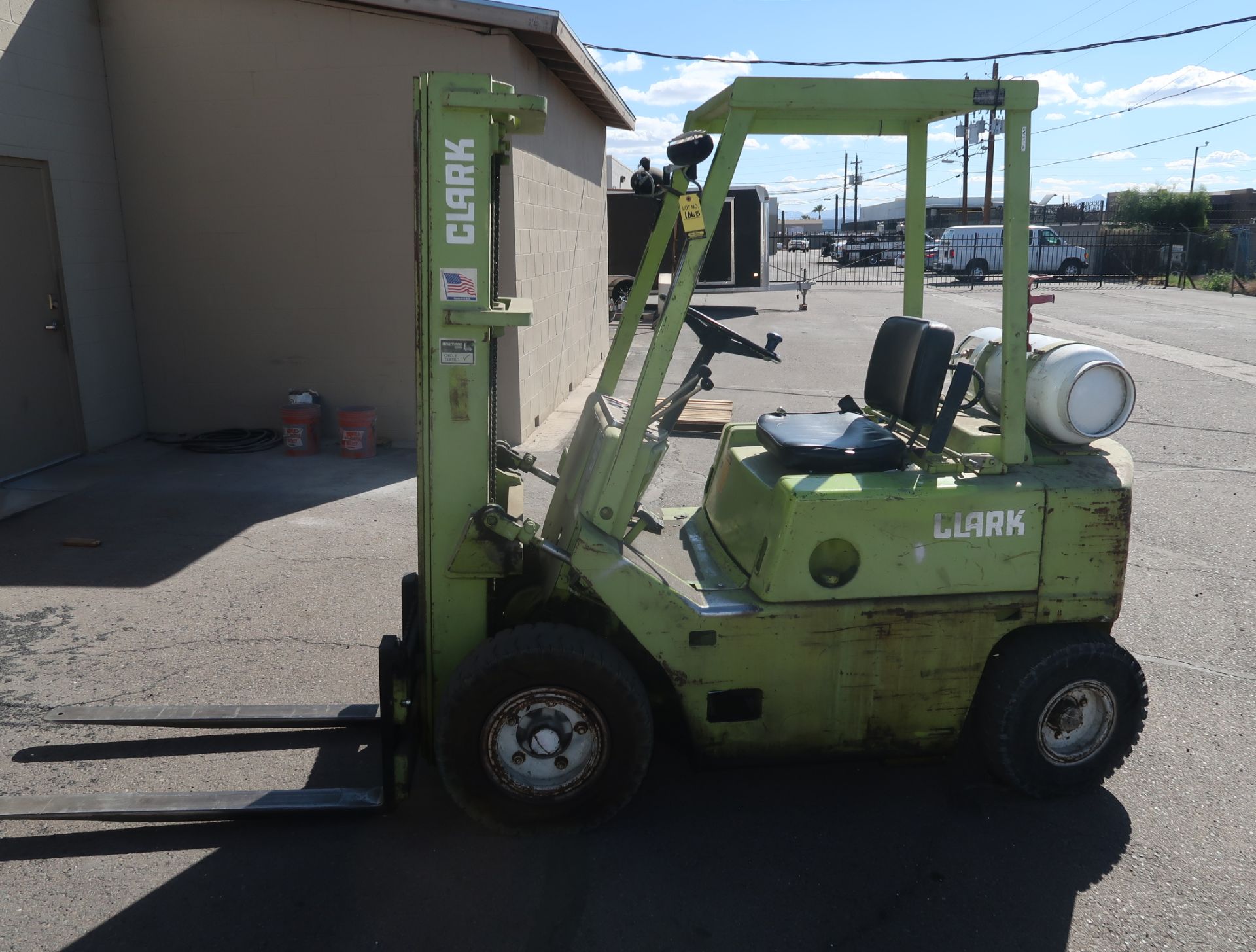 CLARK 4000# PROPANE FORKLIFT, MDL. C500-Y40, SN. 4355-85-3966, PNEUMATIC TIRE, 2-STAGE LIFT.