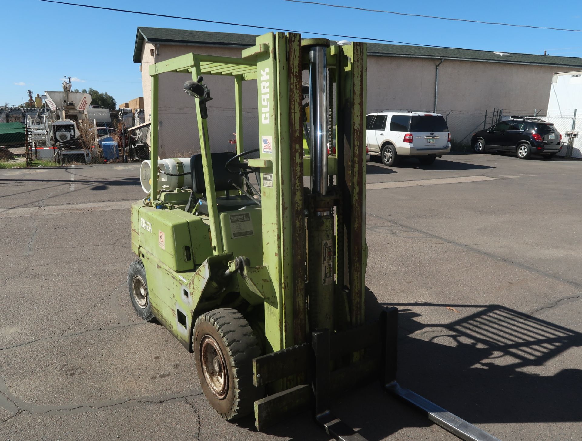 CLARK 4000# PROPANE FORKLIFT, MDL. C500-Y40, SN. 4355-85-3966, PNEUMATIC TIRE, 2-STAGE LIFT. - Image 3 of 6