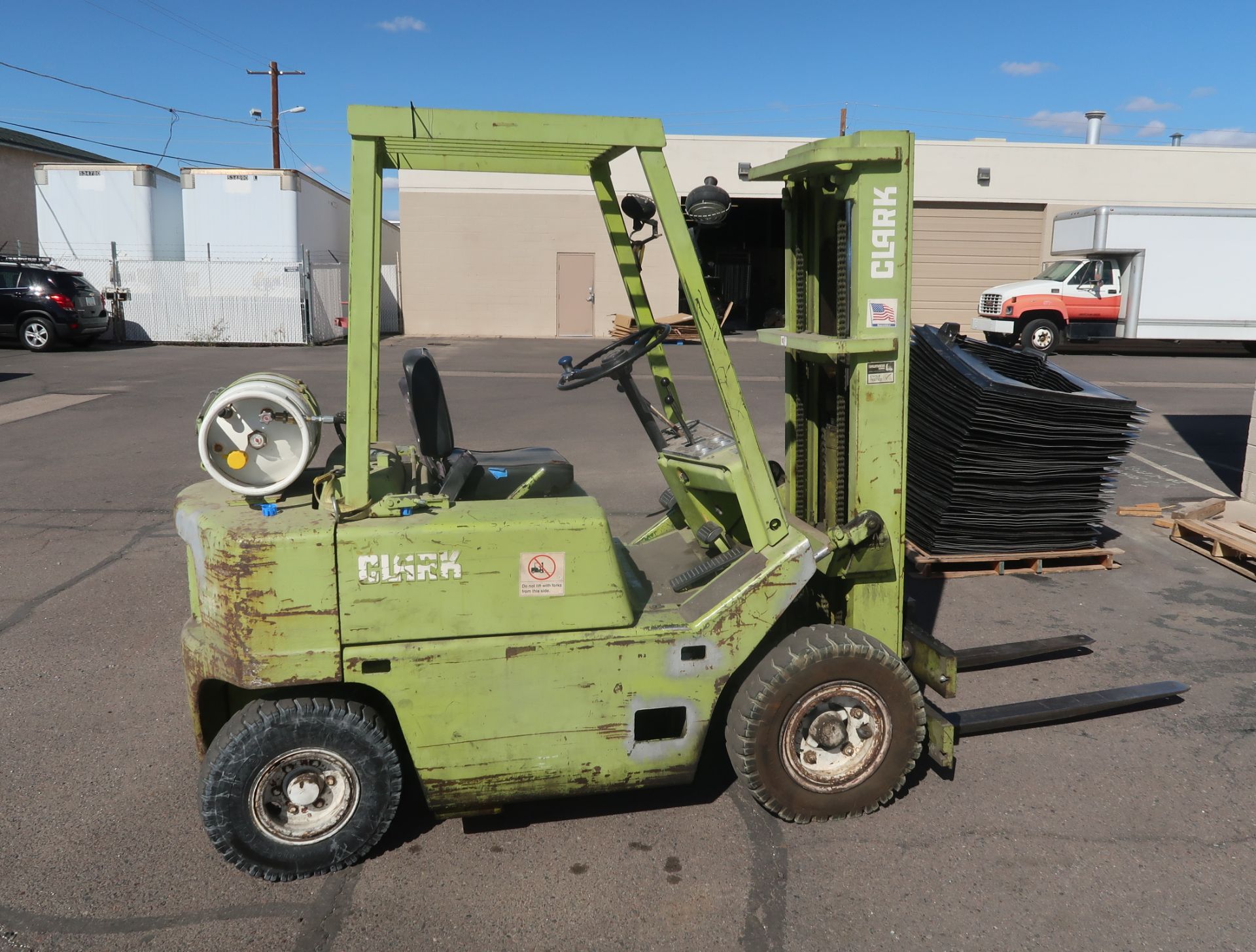 CLARK 4000# PROPANE FORKLIFT, MDL. C500-Y40, SN. 4355-85-3966, PNEUMATIC TIRE, 2-STAGE LIFT. - Image 2 of 6