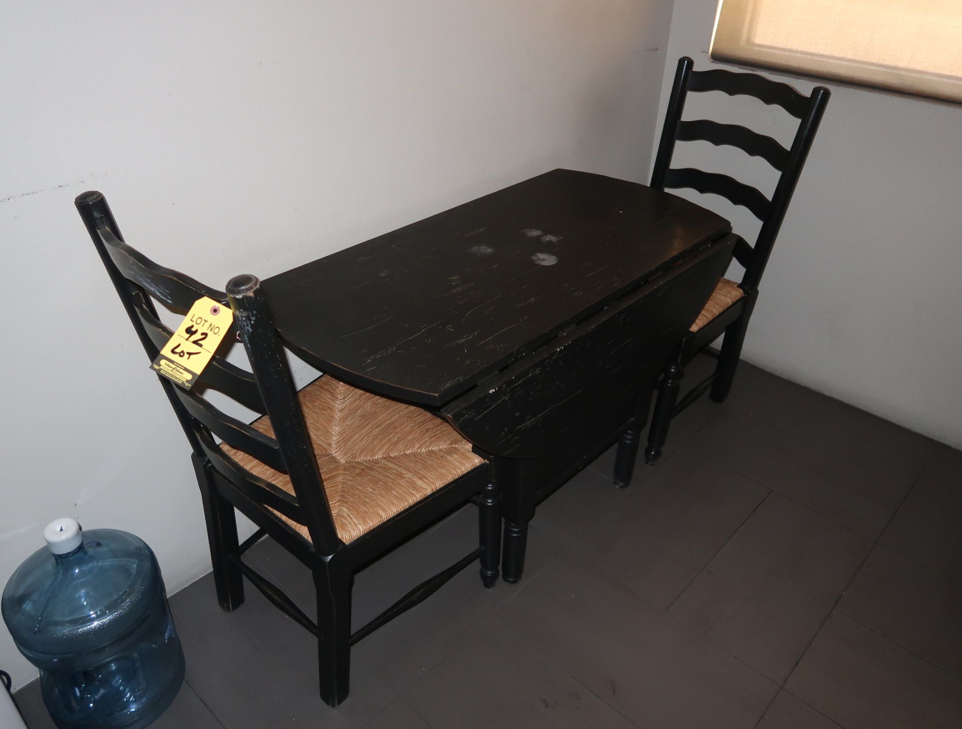 LOT TABLE & CHAIRS