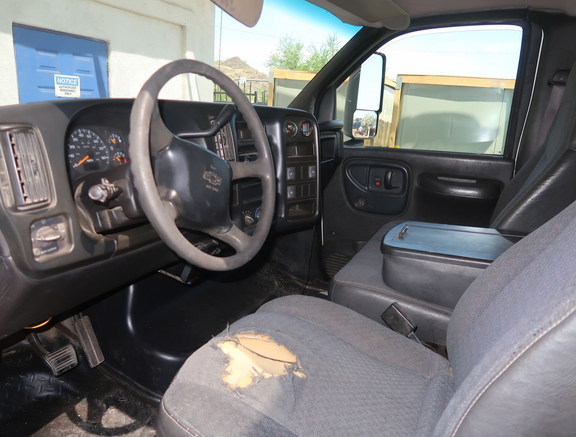 2004 CHEVY C4500 6.6L TURBO DIESEL, 12' FLATBED/UTILITY BED, 147,917 MILES, VIN. 1GBE4C12X4F521939 - Image 7 of 7