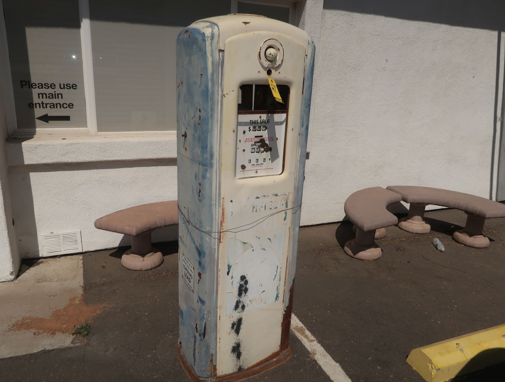 BENNET ANTIQUE GAS PUMP