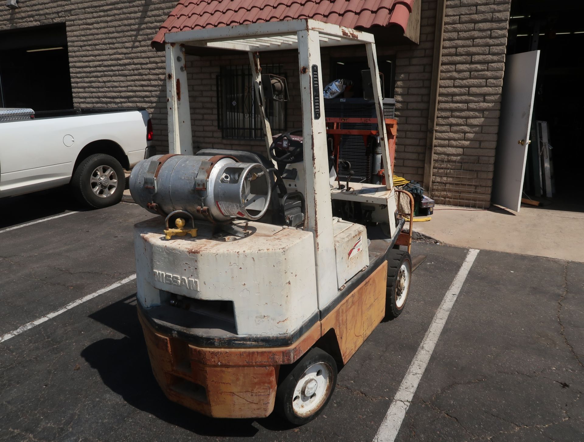 NISSAN SINGLE STAGE FORKLIFT, SOLID TIRE, PROPANE, 1193 HOURS, LOW MAST - Image 6 of 6