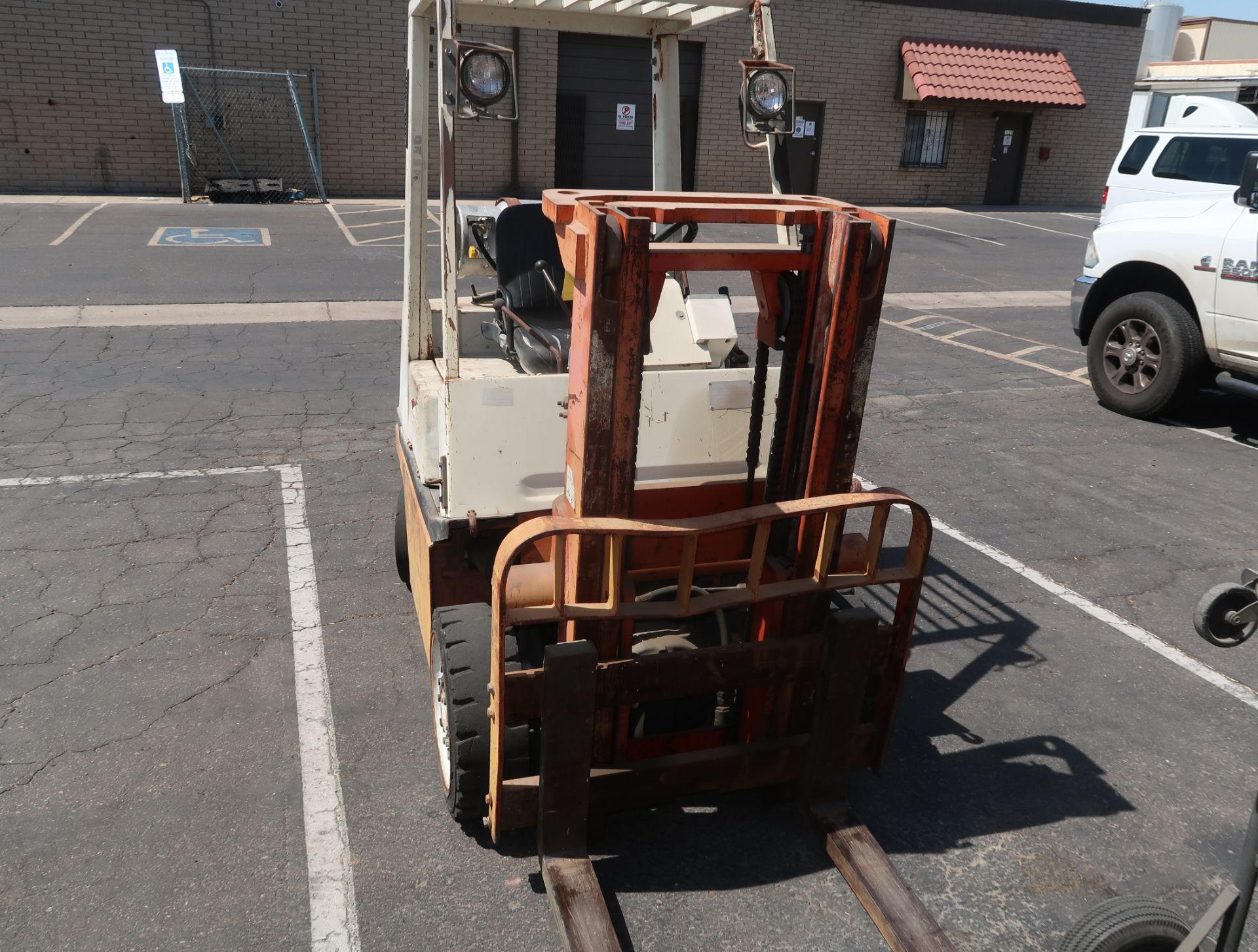 NISSAN SINGLE STAGE FORKLIFT, SOLID TIRE, PROPANE, 1193 HOURS, LOW MAST - Image 2 of 6