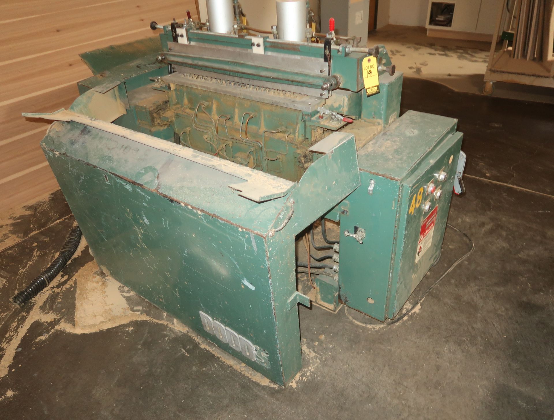 DODDS MDL. SE-25 DOVETAIL MACHINE, SN. D8875-190, CONDITION UNKNOWN, PANELS PRESENT, BUT REMOVED.