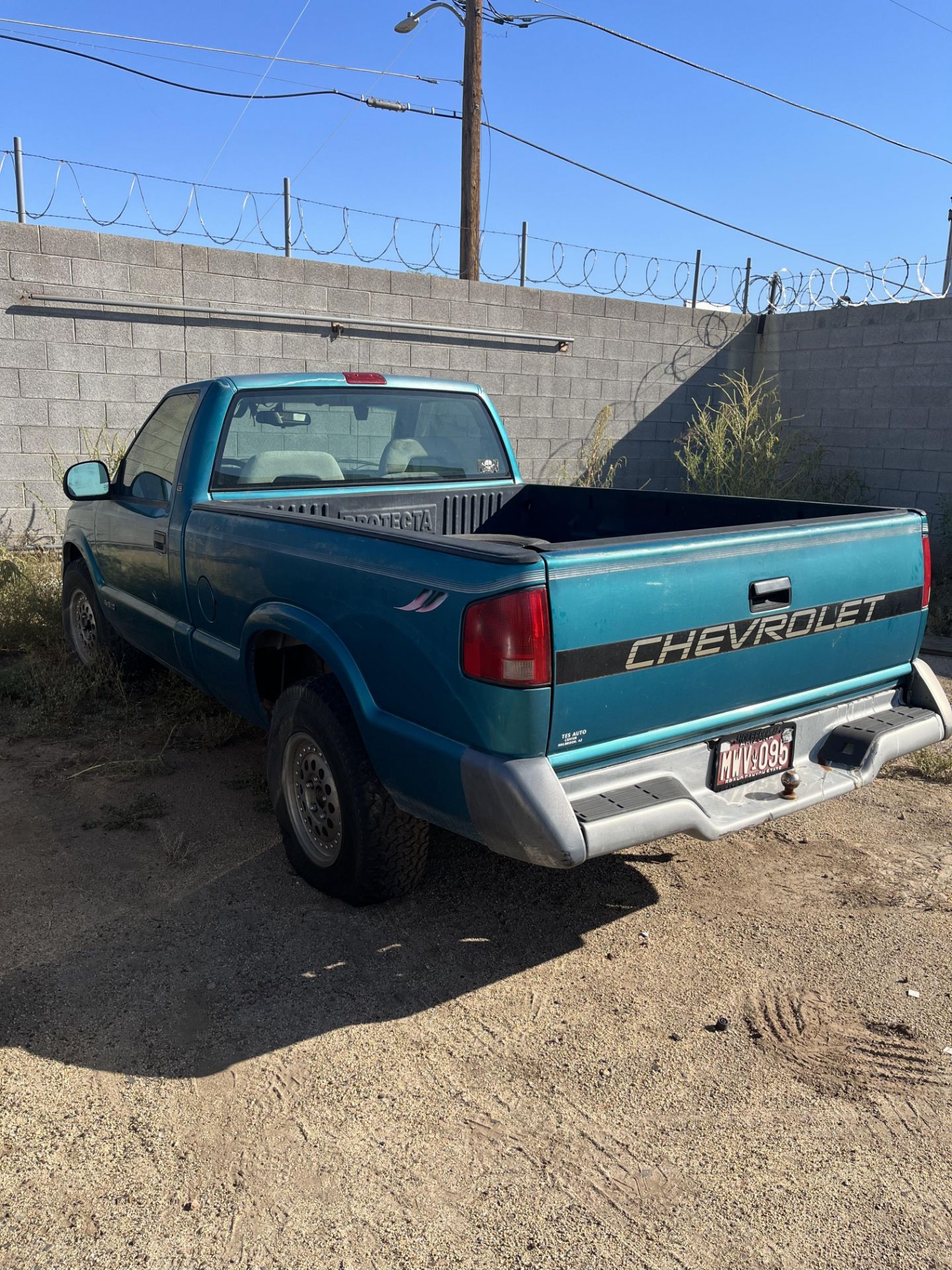 1994 CHEVY S10 VIN. 1GCDT14ZXR8235432, ODOMETER READS 243,374 MI., DOES NOT RUN, GOOD TITLE - Image 2 of 4