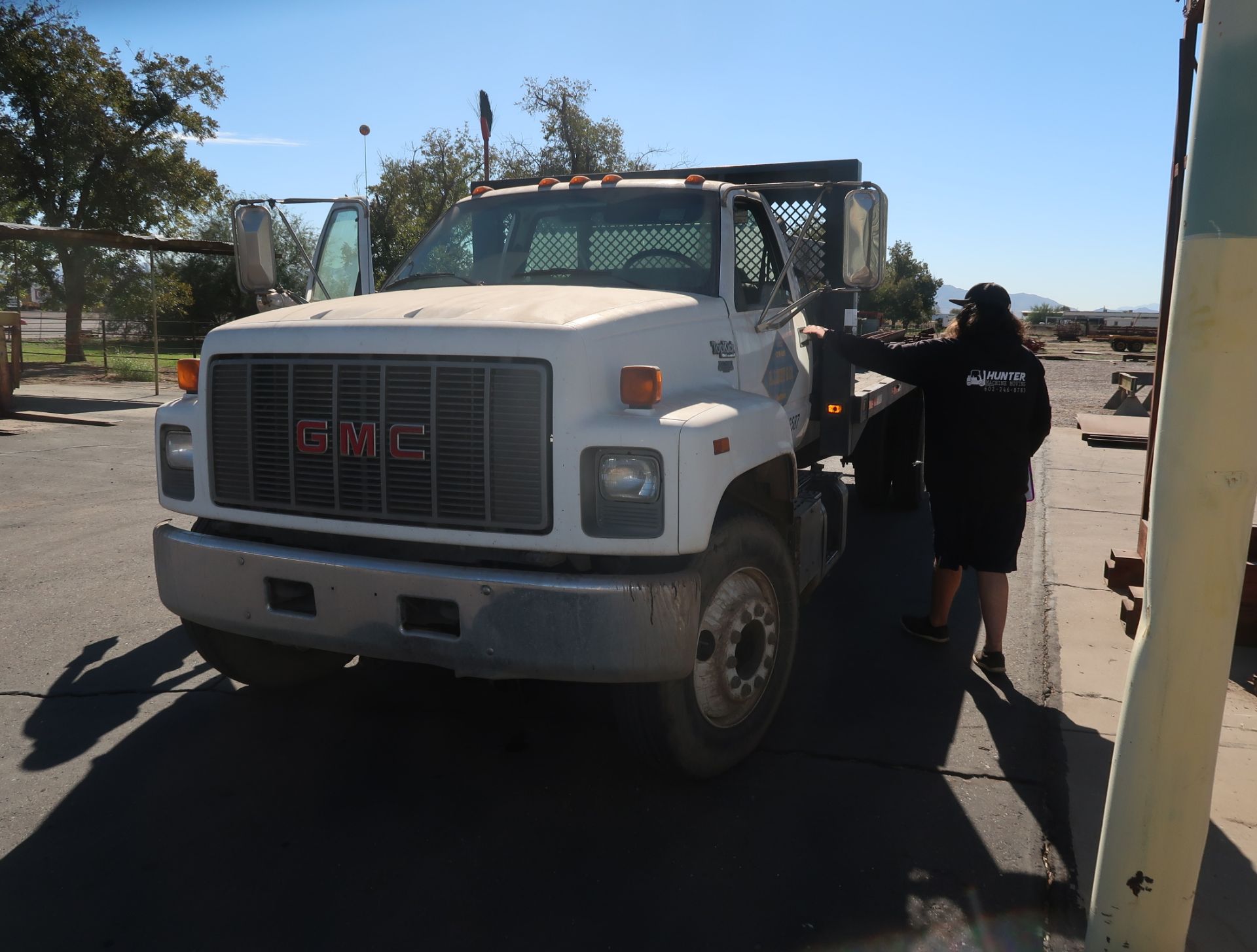 1994 GMC TOPKICK 20' FLATBED TRUCK, 26,000 GVW, C6H042 366 CU. IN. 6.0L V8 GAS MOTOR, 4-SP ALLISON - Image 2 of 9