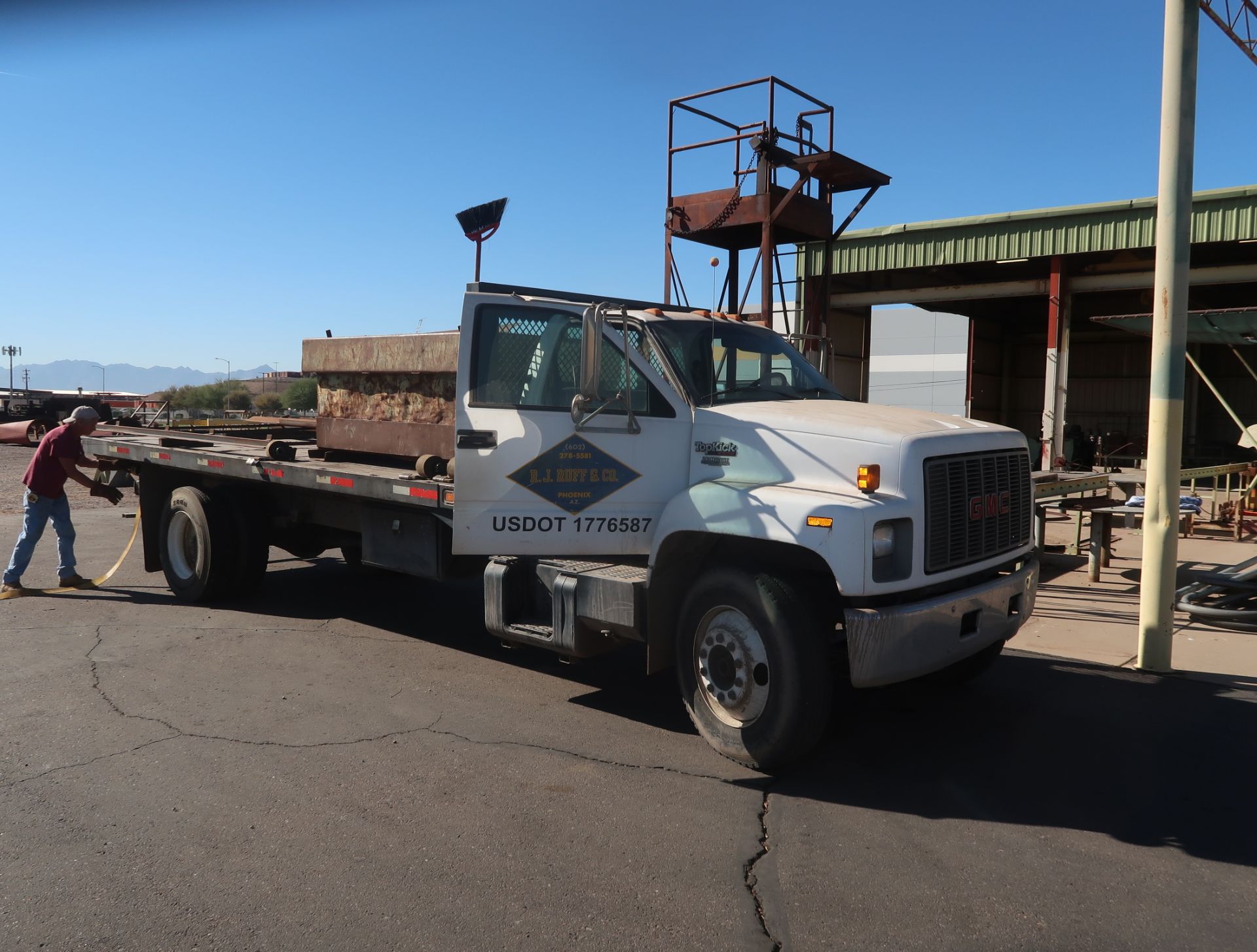 1994 GMC TOPKICK 20' FLATBED TRUCK, 26,000 GVW, C6H042 366 CU. IN. 6.0L V8 GAS MOTOR, 4-SP ALLISON