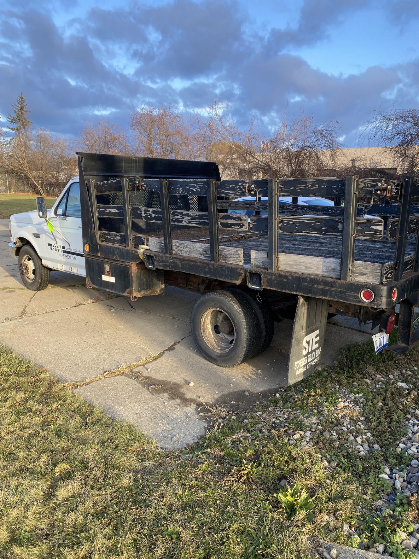 Ford F350 Stake Truck 12' Bed 1994 with 82k miles. - Bild 3 aus 6