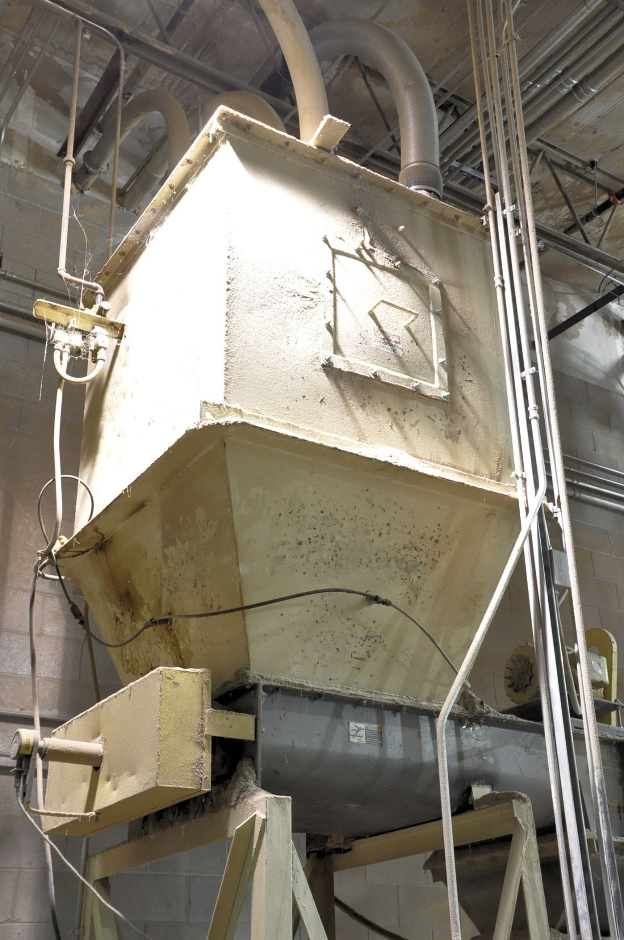 Feeder Bin with KSW 3-Screw Outfeed Aggregates Conveyor System - Image 4 of 10