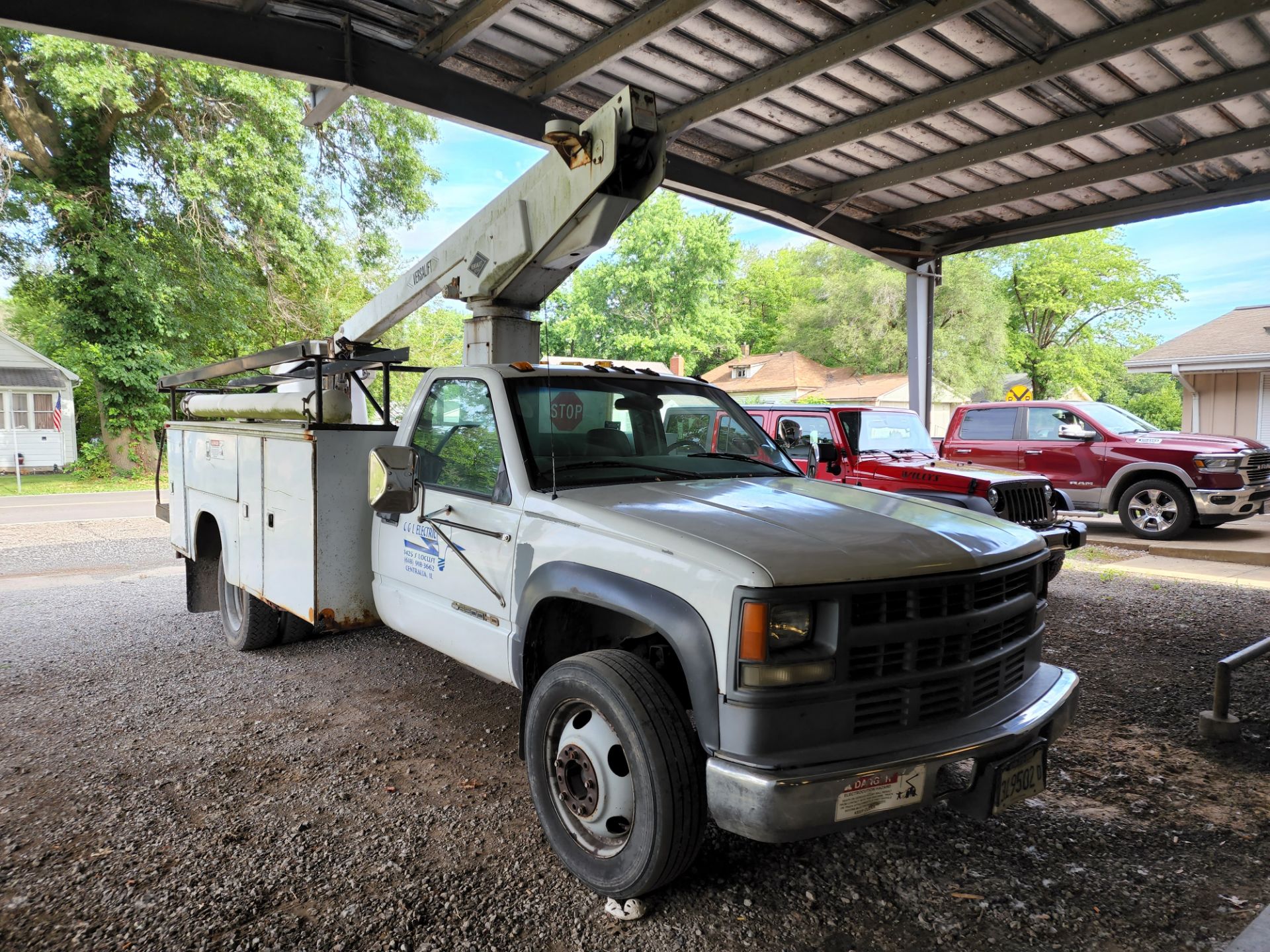 1998 Chevrolet 3500HD Cheyenne Bucket Truck - Image 2 of 24