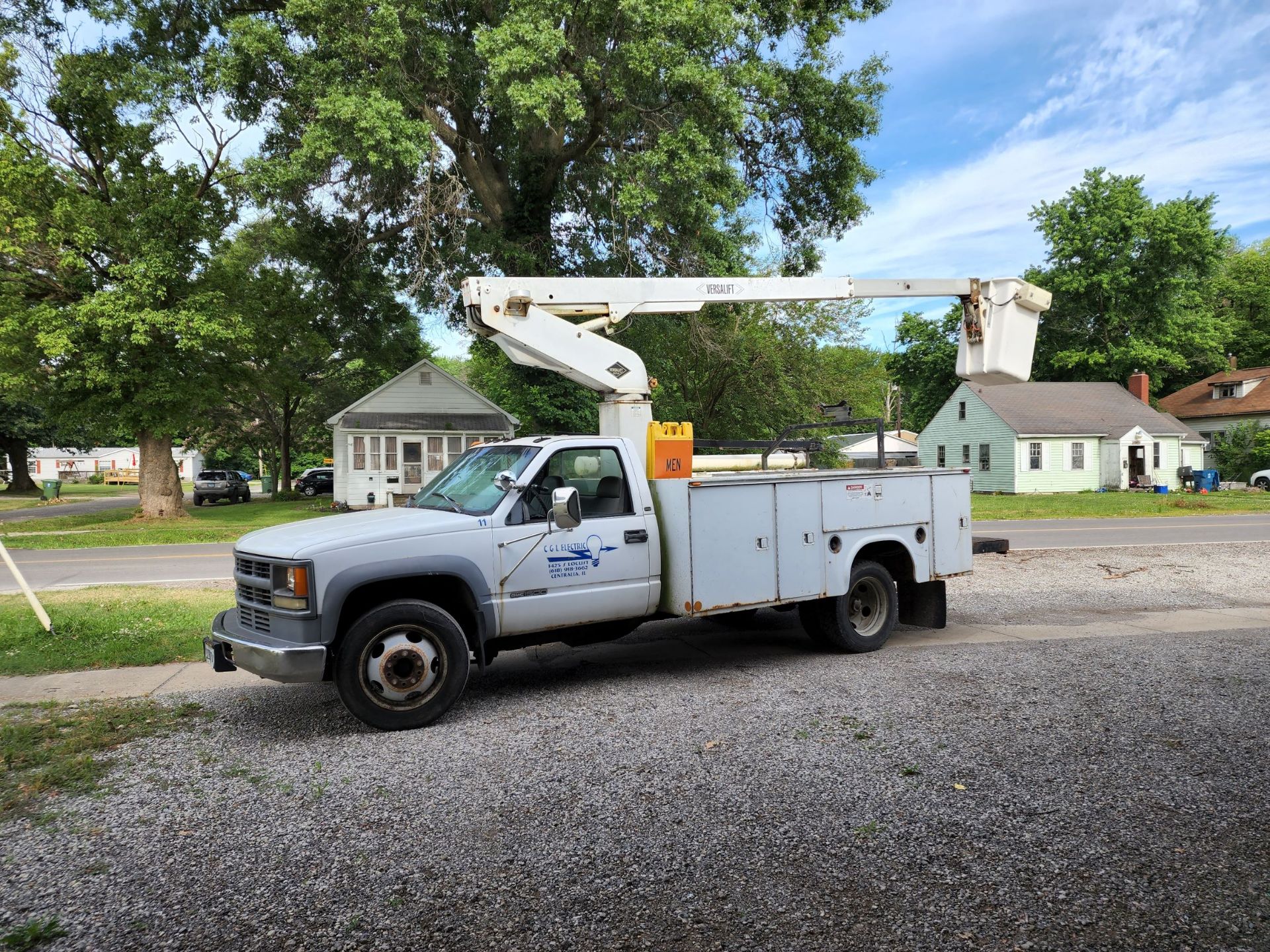 1998 Chevrolet 3500HD Cheyenne Bucket Truck - Image 5 of 24