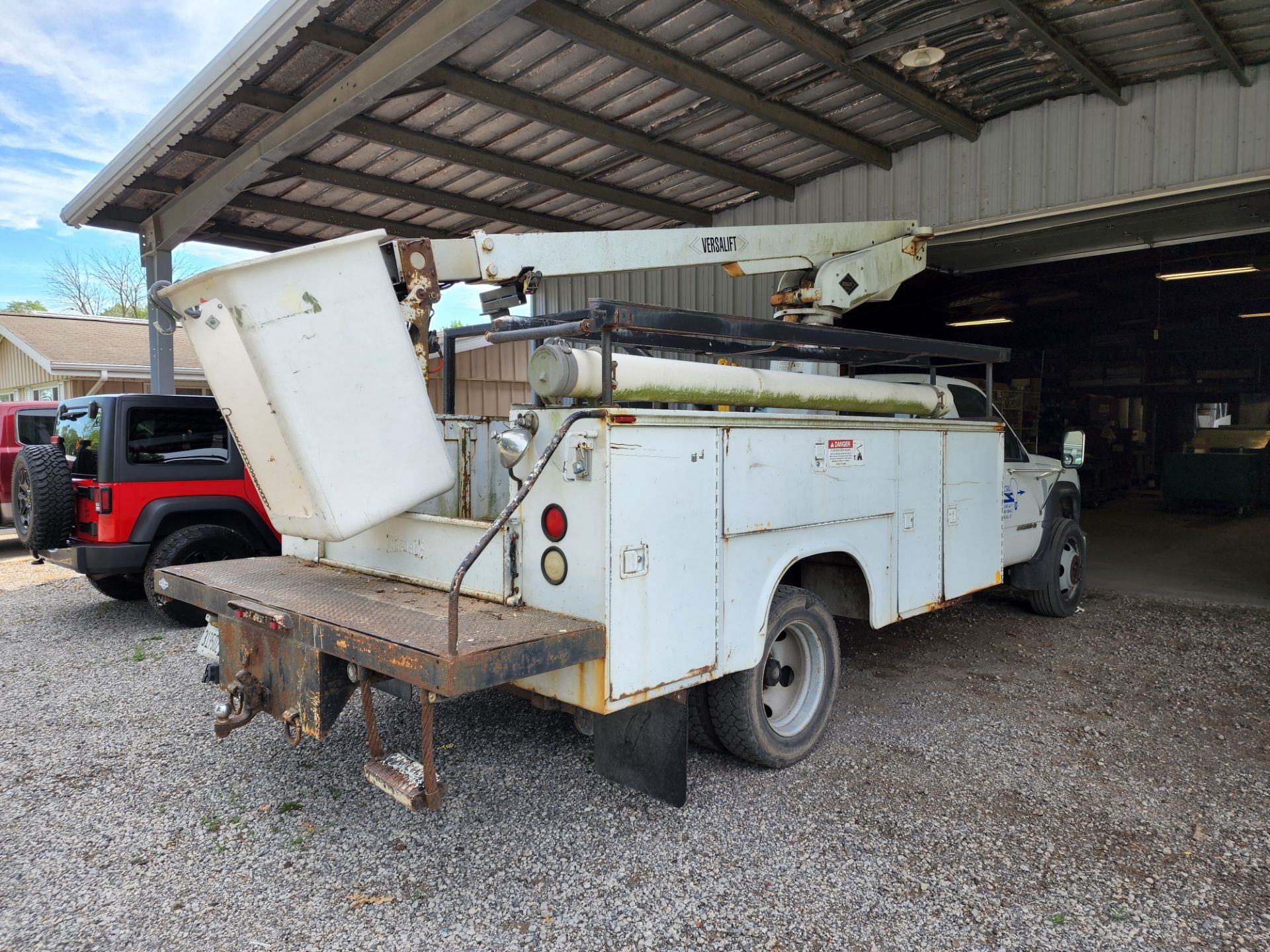 1998 Chevrolet 3500HD Cheyenne Bucket Truck - Image 4 of 24