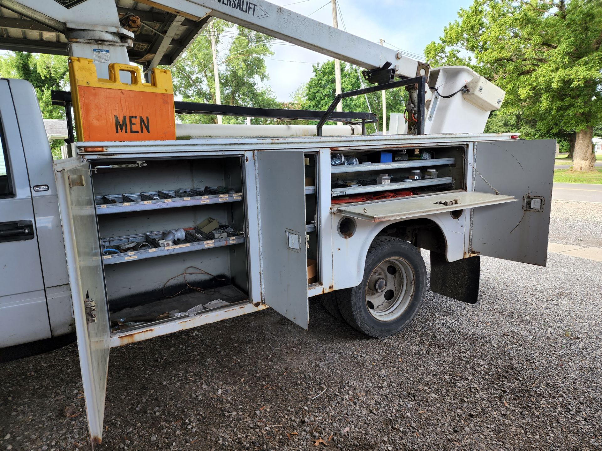 1998 Chevrolet 3500HD Cheyenne Bucket Truck - Image 8 of 24