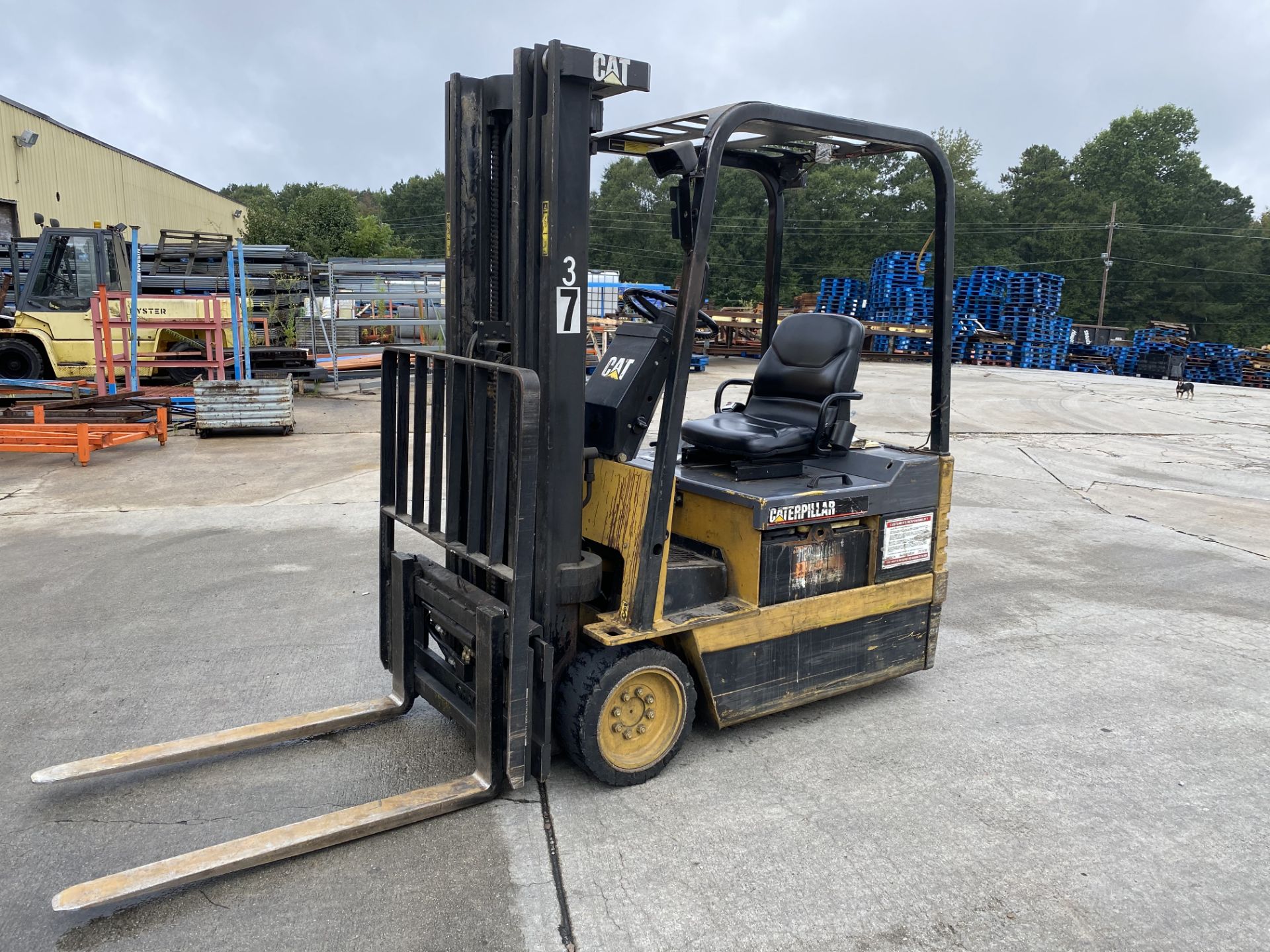 CATERPILLAR 3-WHEEL 3000 LBS CAPACITY ELECTRIC FORKLIFT