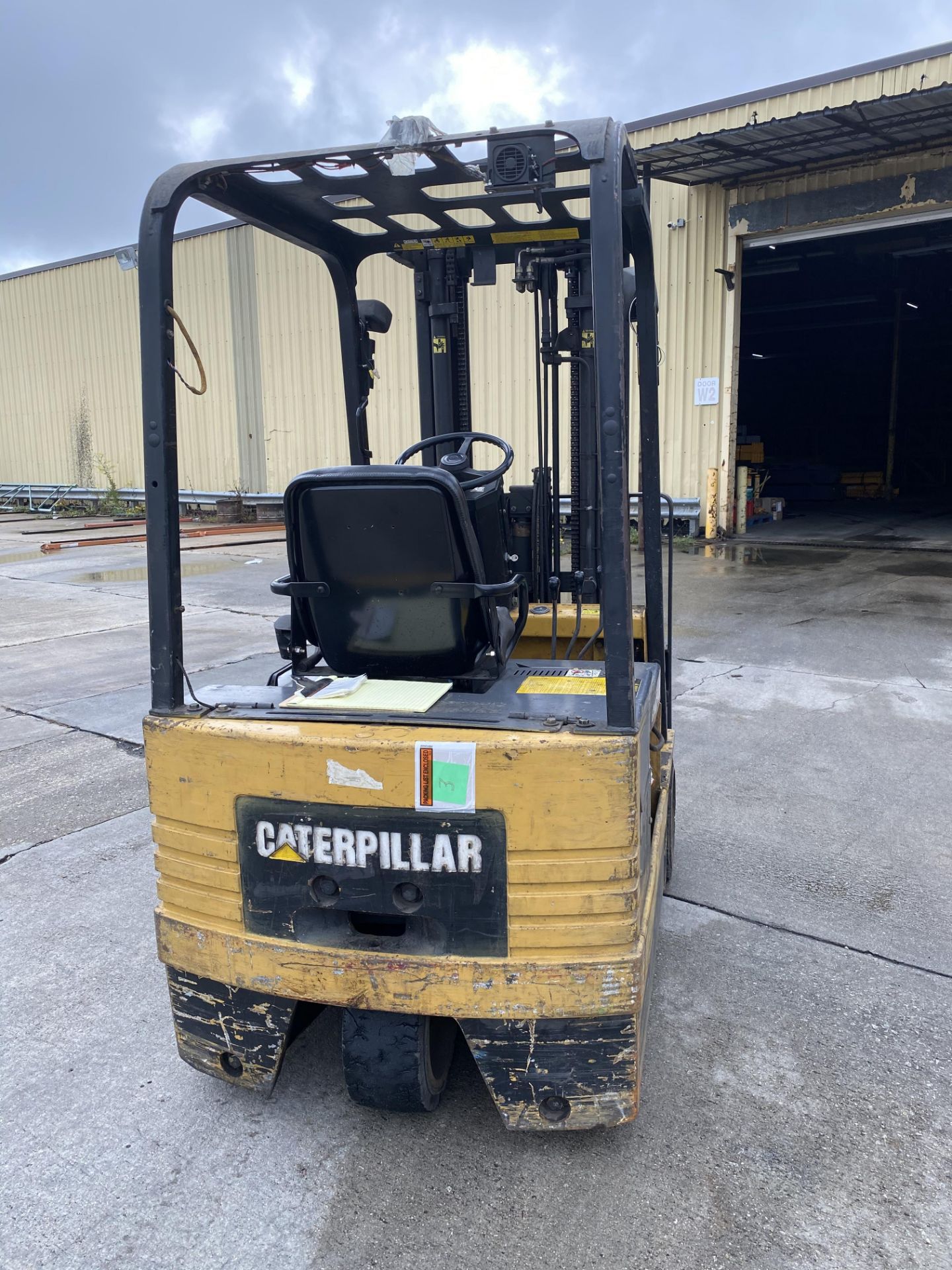 CATERPILLAR 3-WHEEL 3000 LBS CAPACITY ELECTRIC FORKLIFT - Image 2 of 5