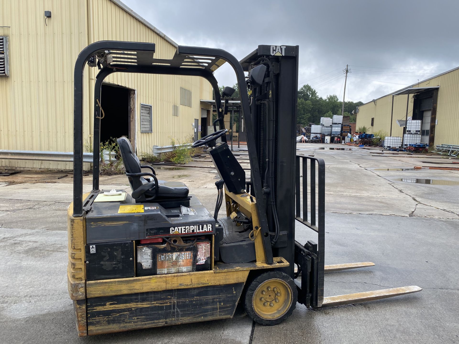 CATERPILLAR 3-WHEEL 3000 LBS CAPACITY ELECTRIC FORKLIFT - Image 3 of 5