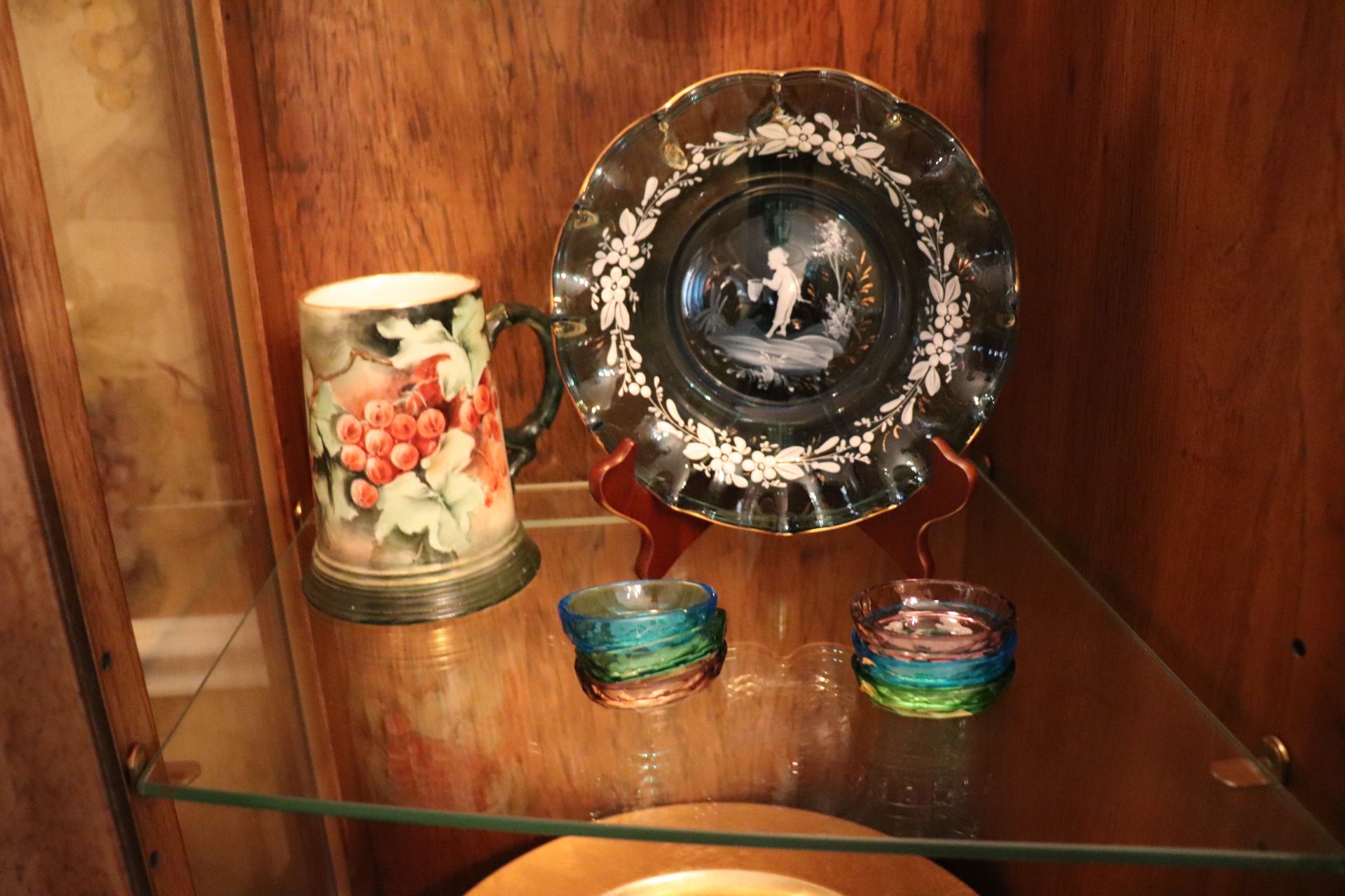 Group comprising a colored glass vase, approximate height 8-1/4", colored glass bowl with gilded tri - Image 4 of 5