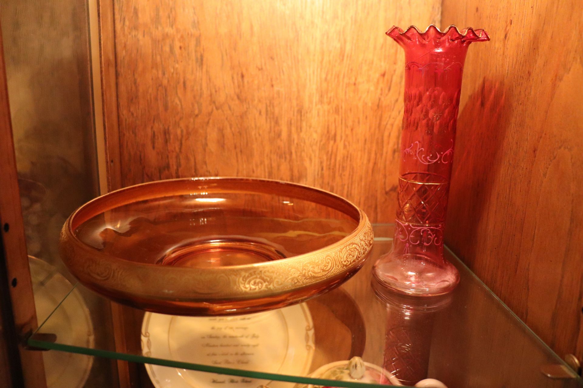 Group comprising a colored glass vase, approximate height 8-1/4", colored glass bowl with gilded tri - Image 2 of 5