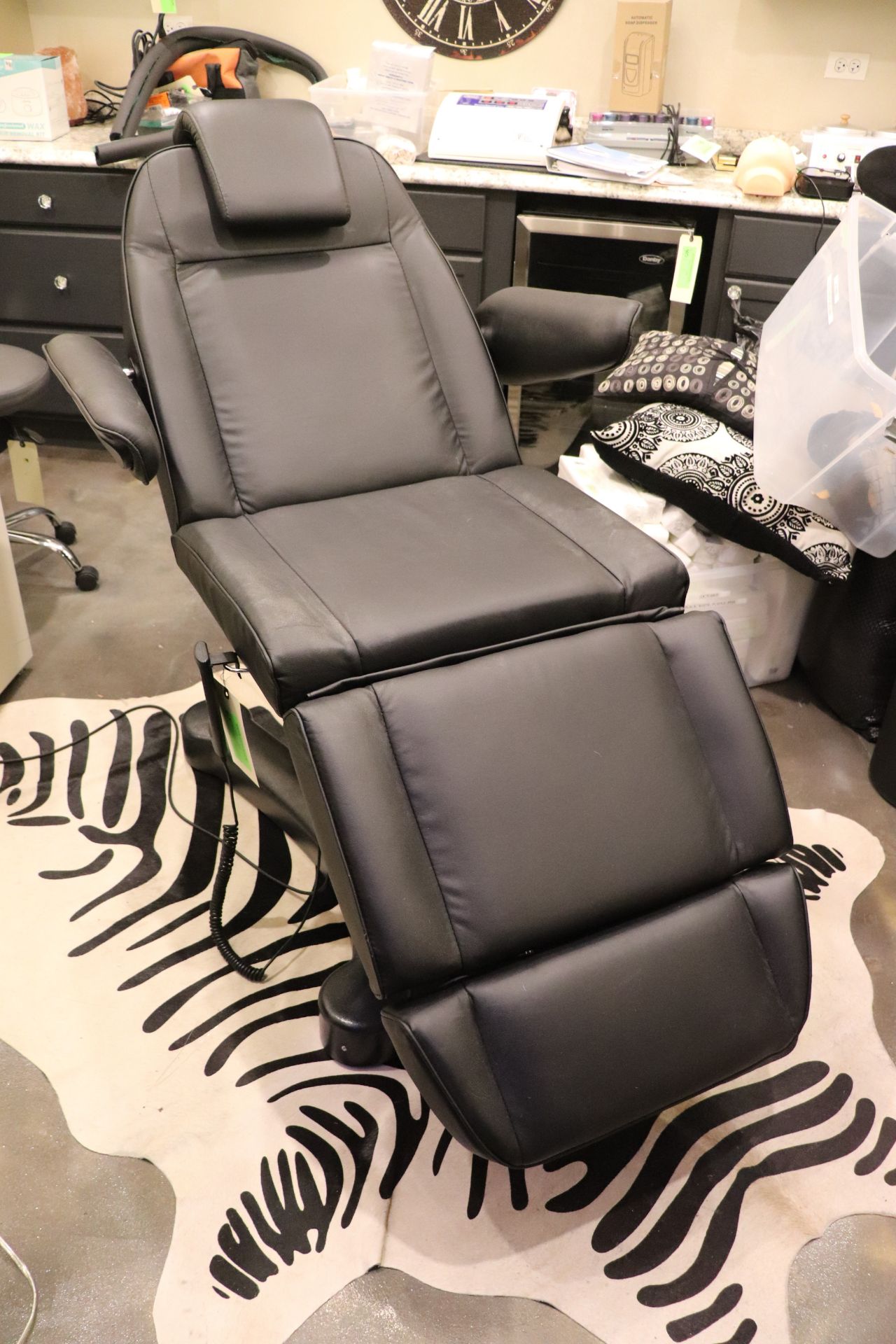 Electric Motorized Spa and Salon Chair - Image 2 of 4