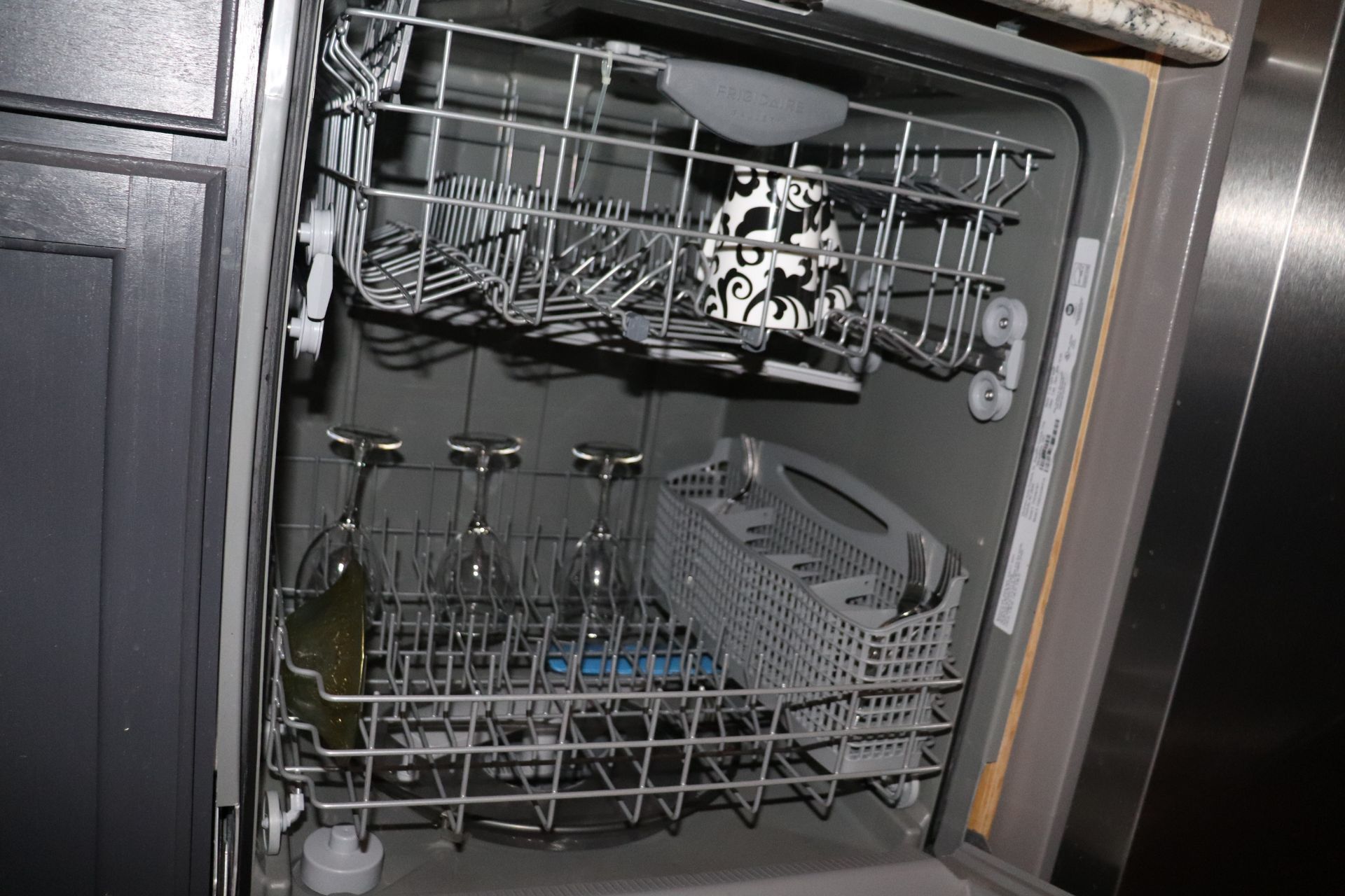 Frigidaire gallery series dishwasher Model: FGBD2438PF7A Serial: TH53481621 - Image 2 of 3