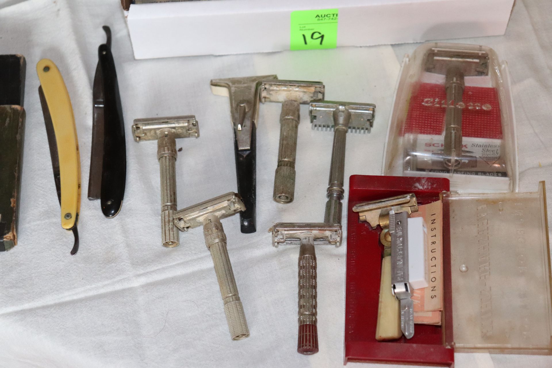 Miscellaneous shaving items - Image 2 of 3