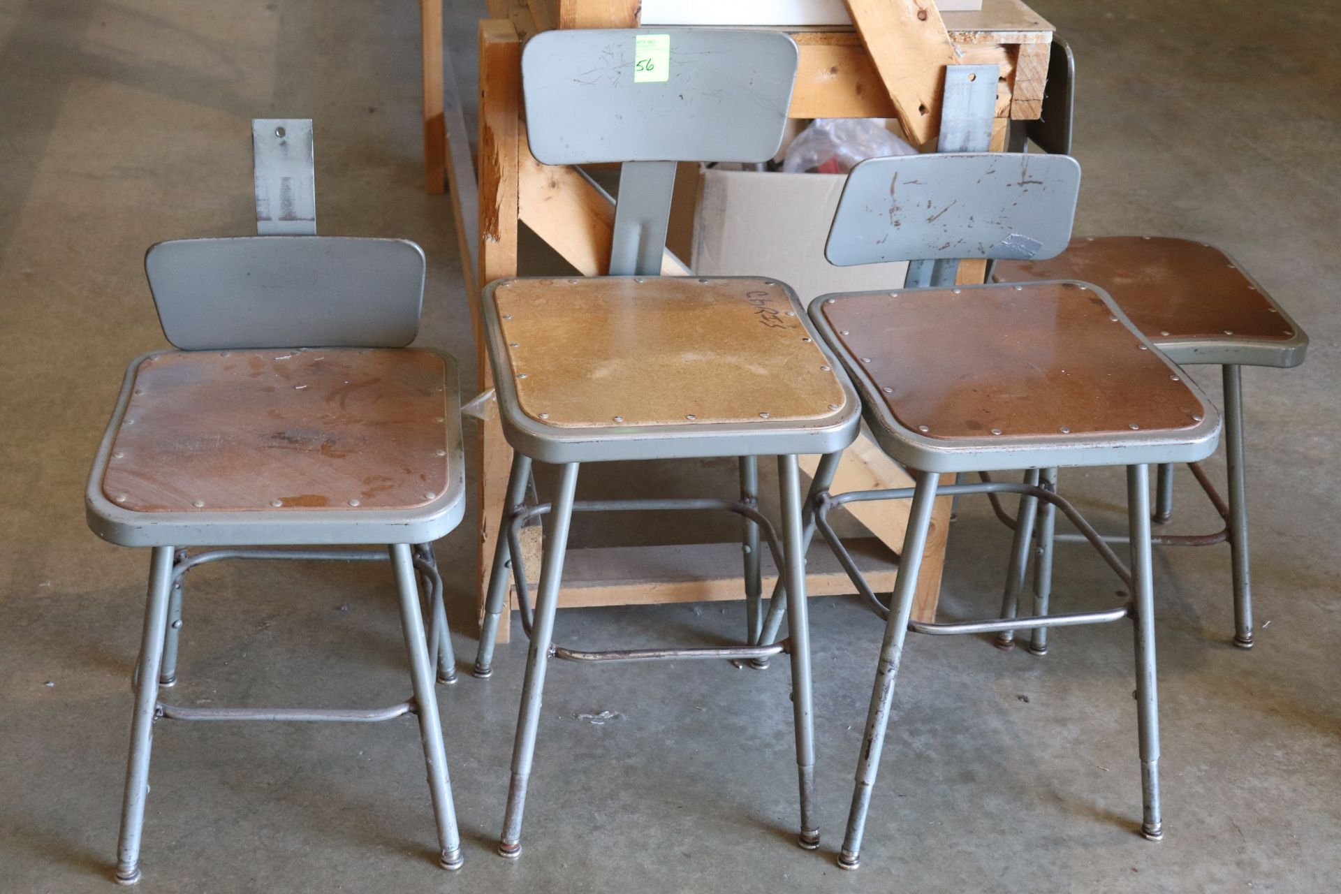 Four metal framed task chairs and two barstools - Image 2 of 3