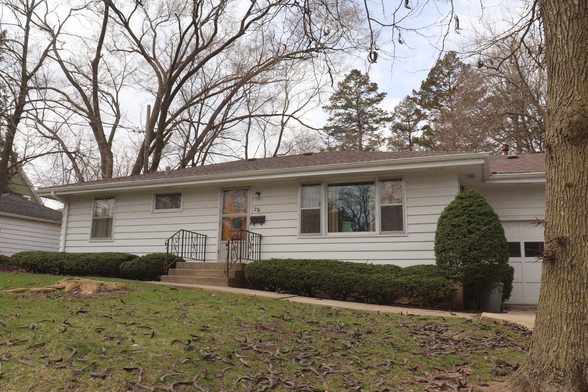 Real Estate Auction: Home in Elgin, IL - Image 2 of 22